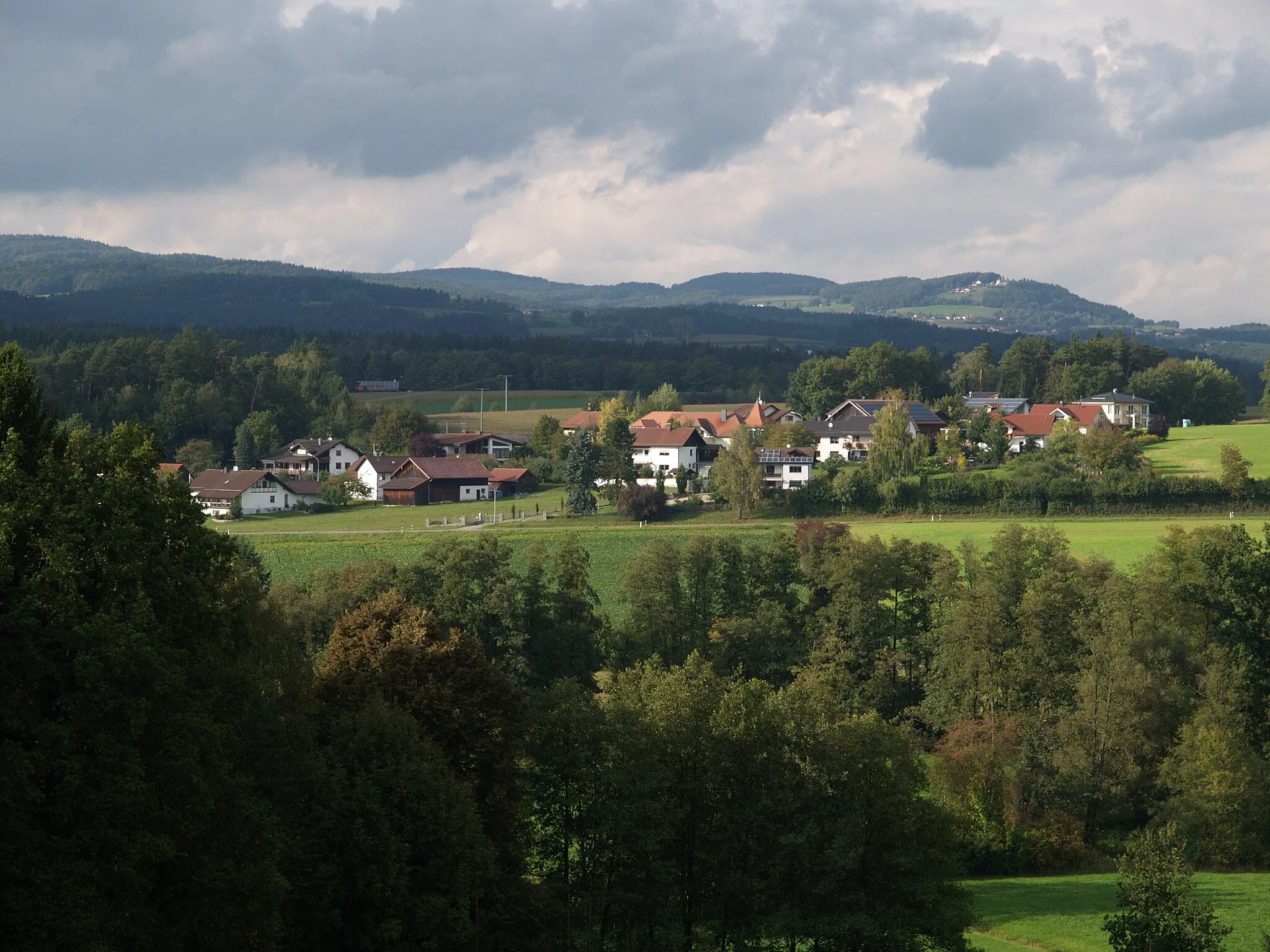 Photo showing: Wolfsberg in der Gemeinde Steinach (Niederbayern) mit Pilgramsberg im Hintergrund
