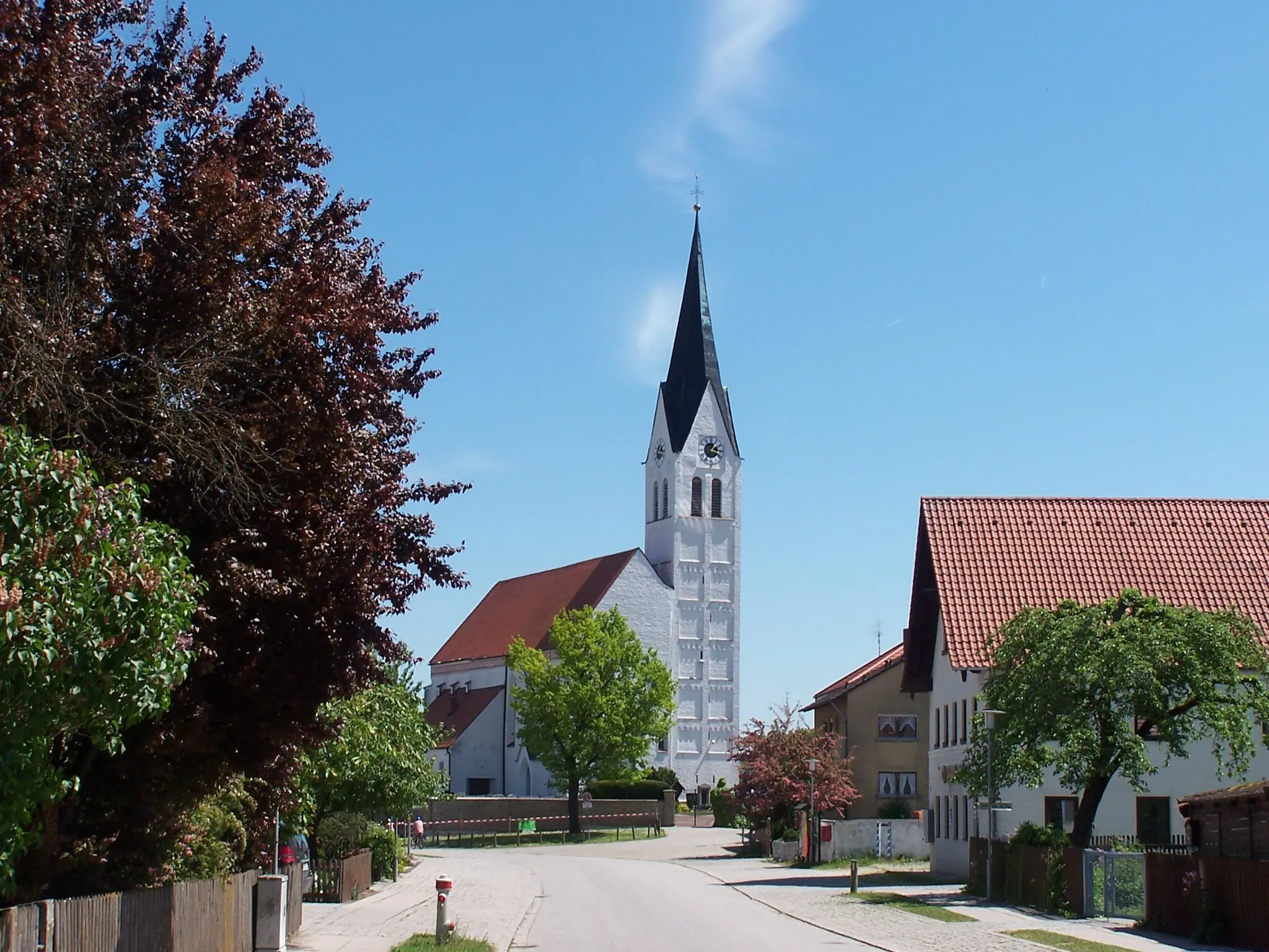 Photo showing: Essenbach-Altheim. Kath. Pfarrkirche St. Peter. Spätgotische Anlage um 1456, Langhausmauern und Turm im Kern noch spätromanisch; mit Ausstattung.
