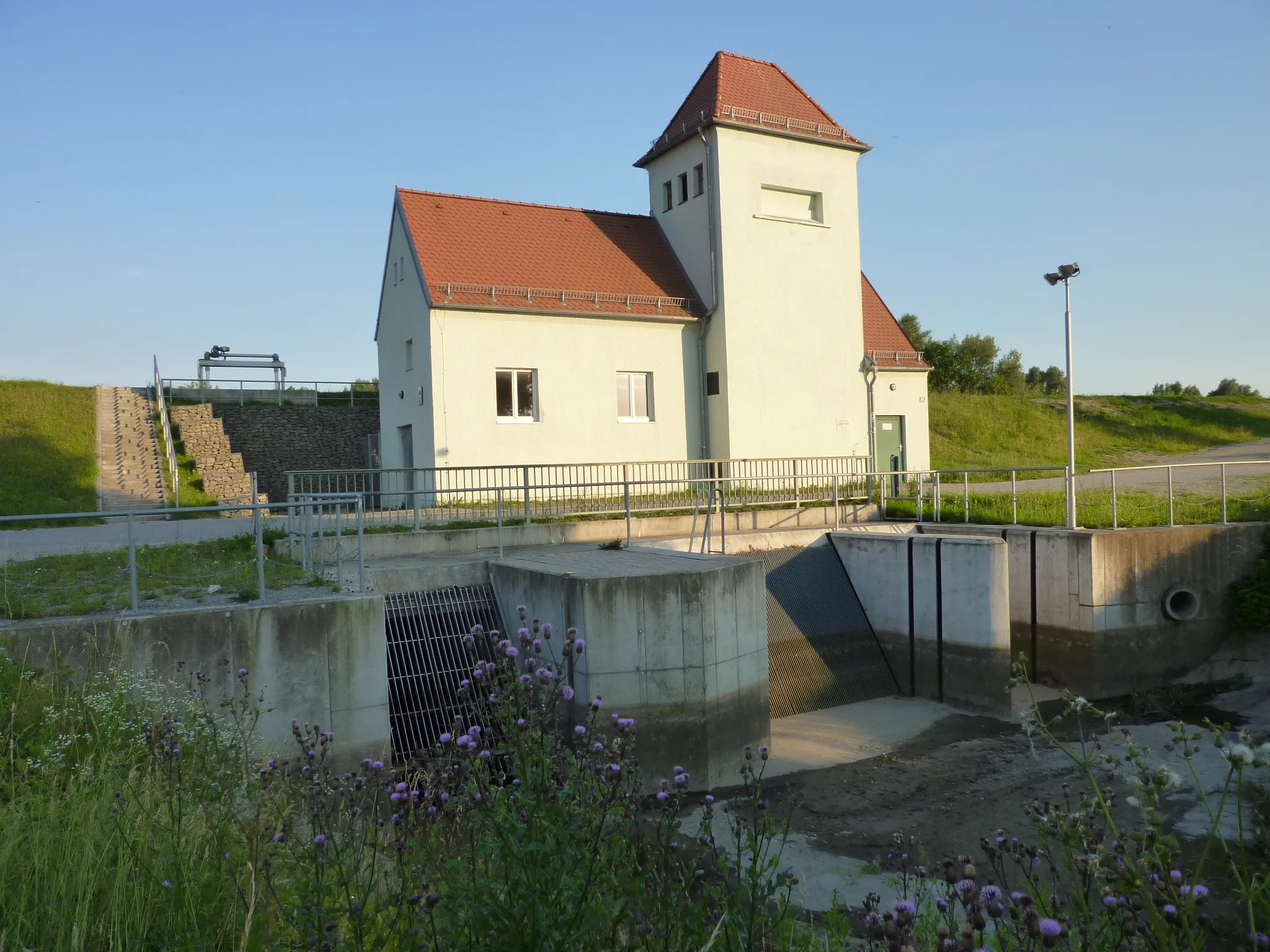 Photo showing: Das Schöpfwerk Straubing-Hornstorf wurde 1941 erbaut.
Es liegt im Straubinger Stadtteil Hornstorf in der Ziererstraße 50 am Donau-Radweg zwischen Straubing und Bogen