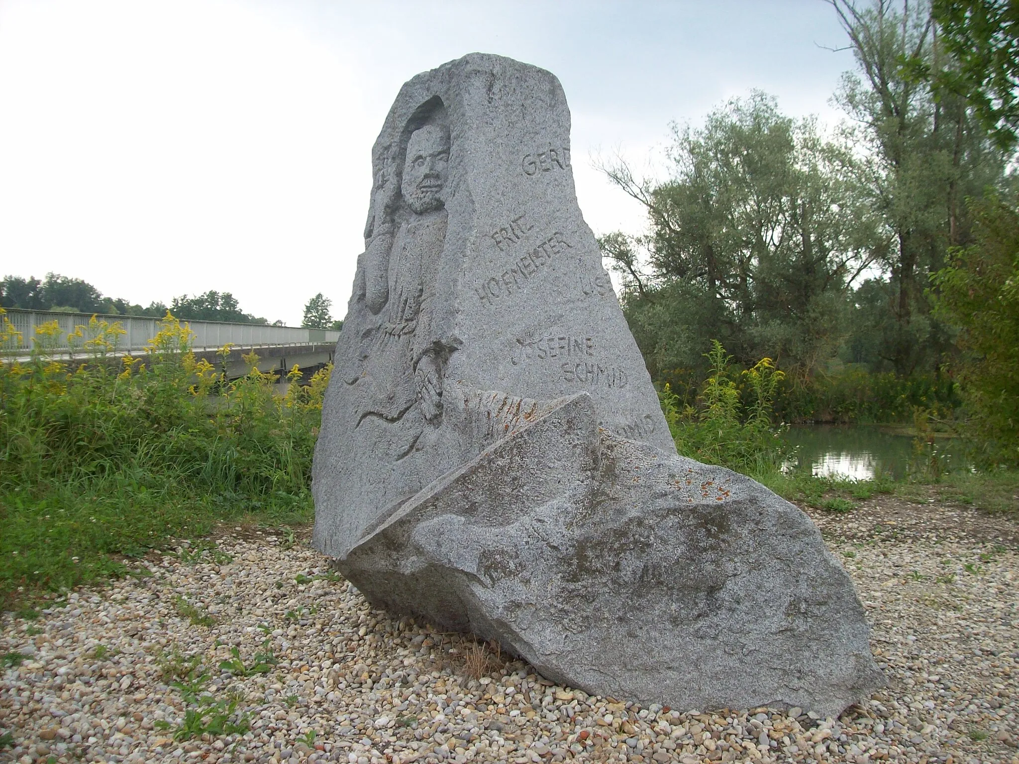 Photo showing: Niederpöring: Gedenkstein Bootsunglück 10. Mai 1945