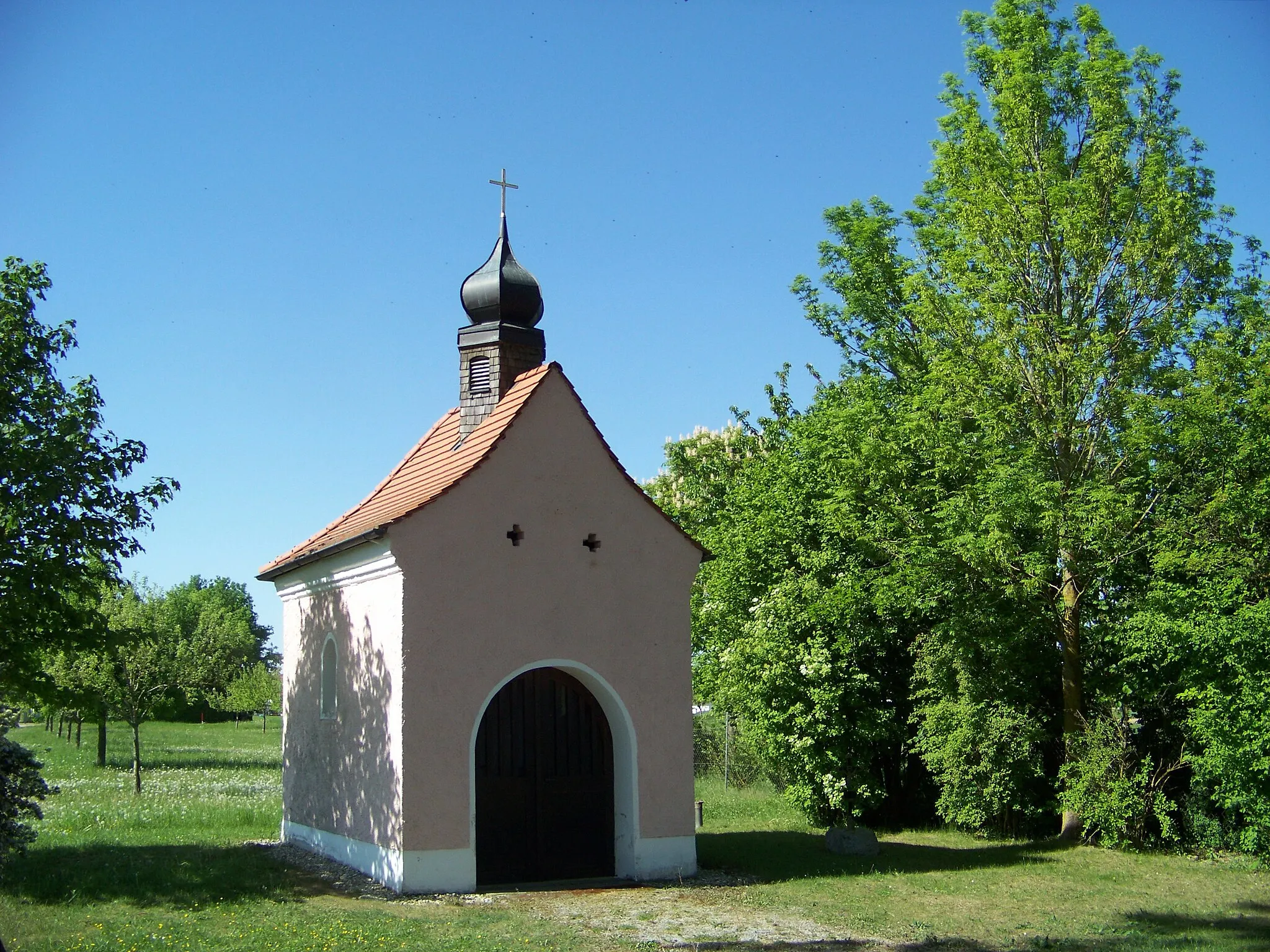 Photo showing: Niederpöring, Pestkapelle. Barocker kleiner Satteldachbau mit Zwiebel-Dachreiter, vor Mitte 17. Jahrhundert; mit Ausstattung.
