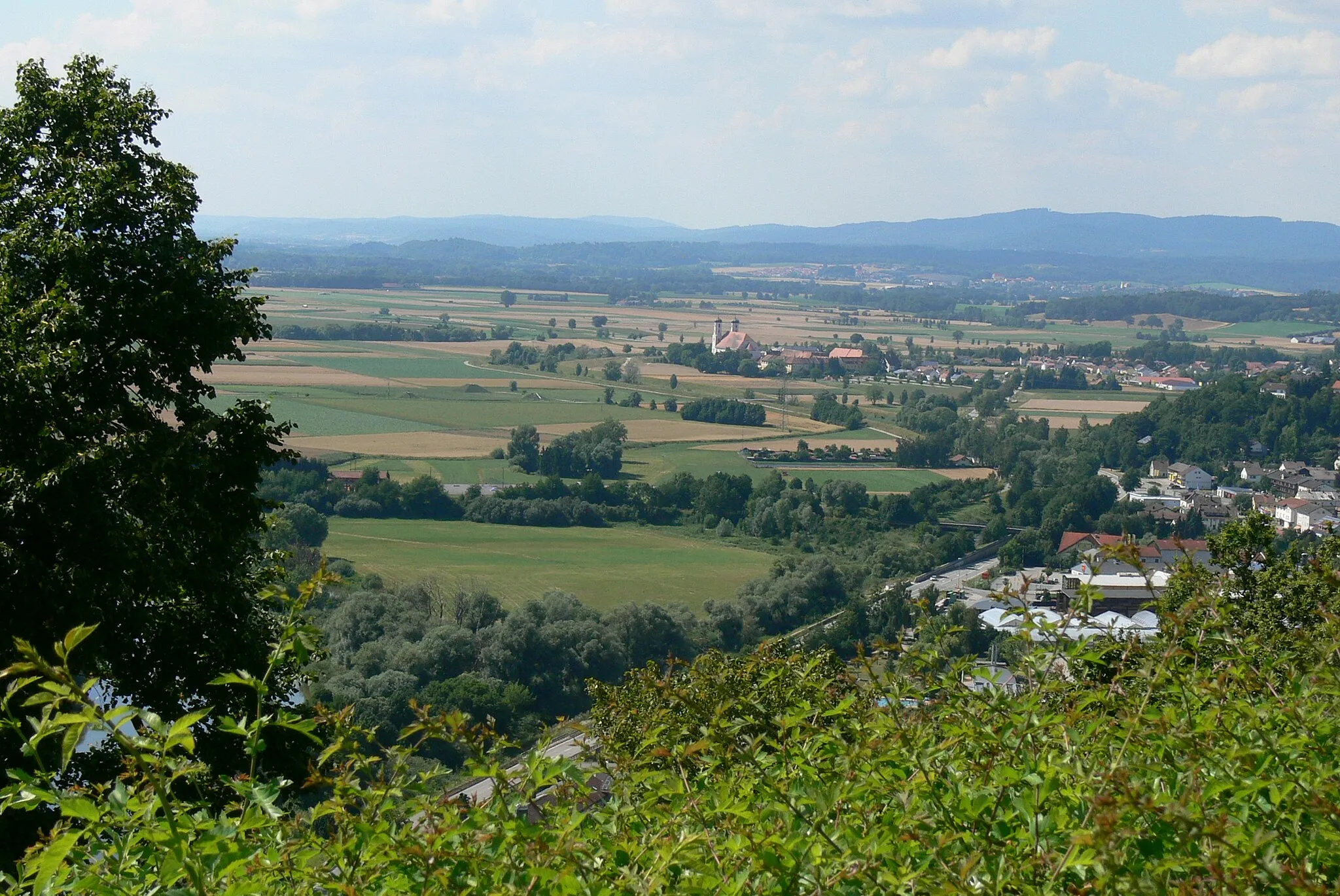 Photo showing: Oberaltaich monastery seen from Bogenberg.