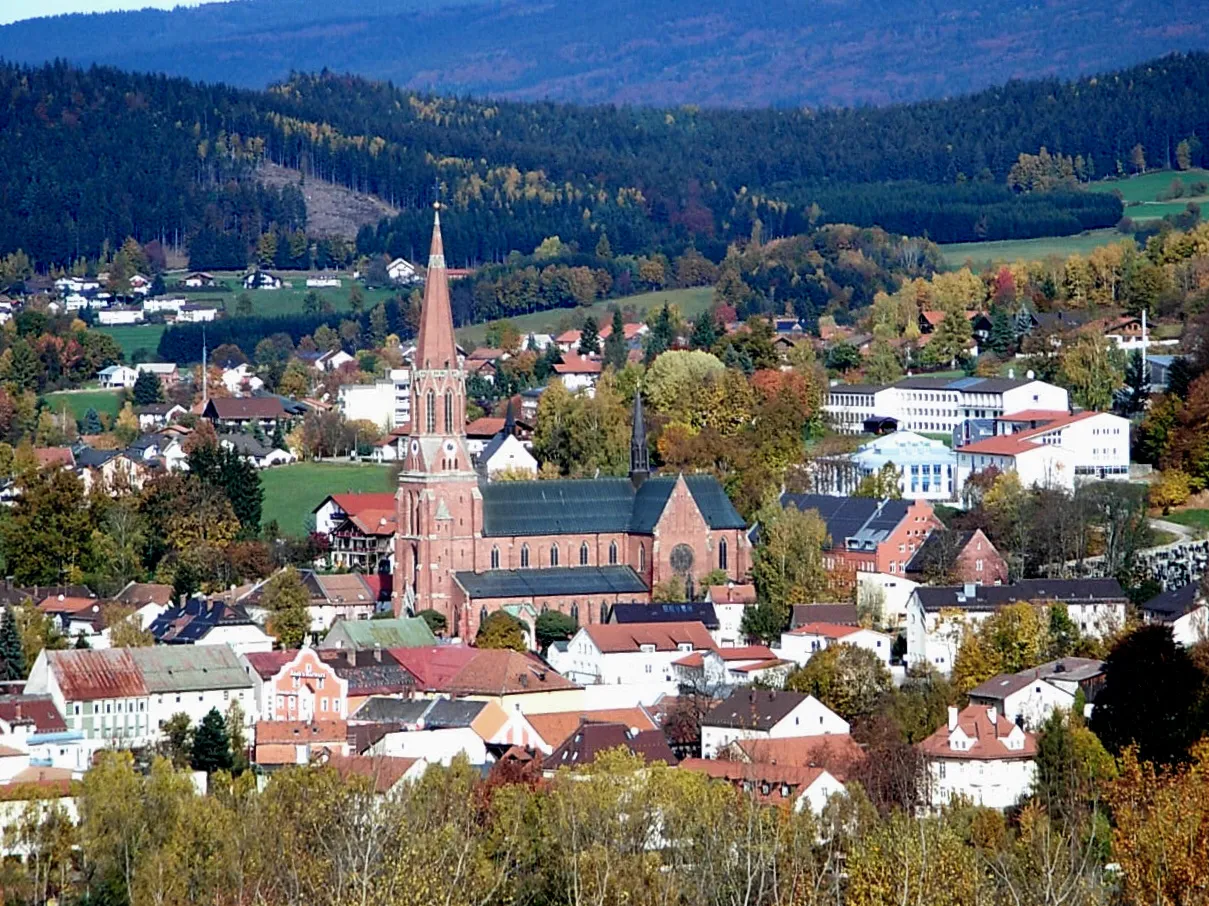 Photo showing: Beschreibung: Zwiesel mit Pfarrkirche St. Nikolaus

Quelle: Bild selbst erstellt
Datum: 26. Oktober 2006
Autor: Konrad Lackerbeck