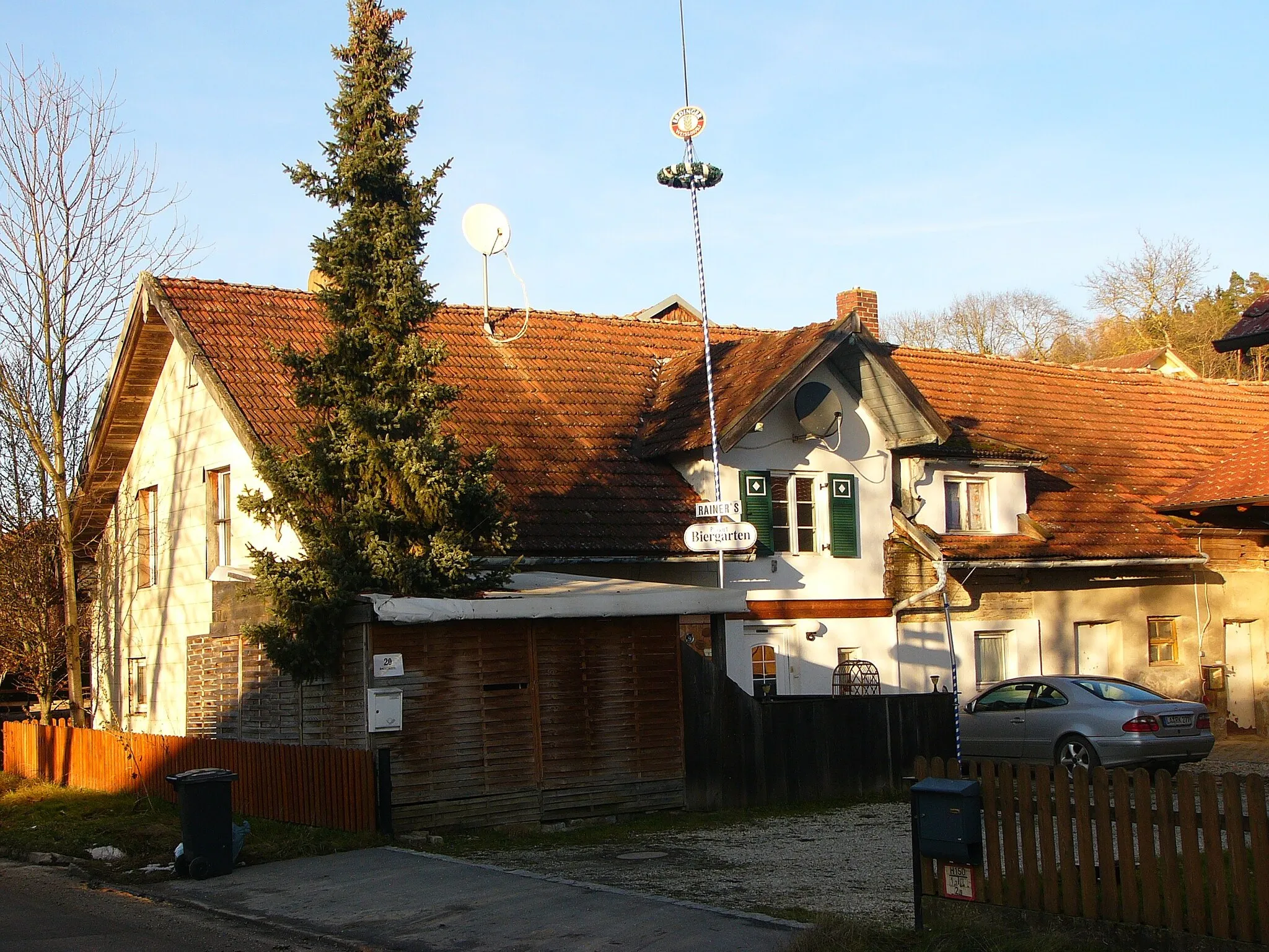 Photo showing: Wohnstallhaus; eineinhalbgeschossiger Blockbau mit Steildach und Giebelschrot, wohl um 1800, mit späteren Veränderungen.
