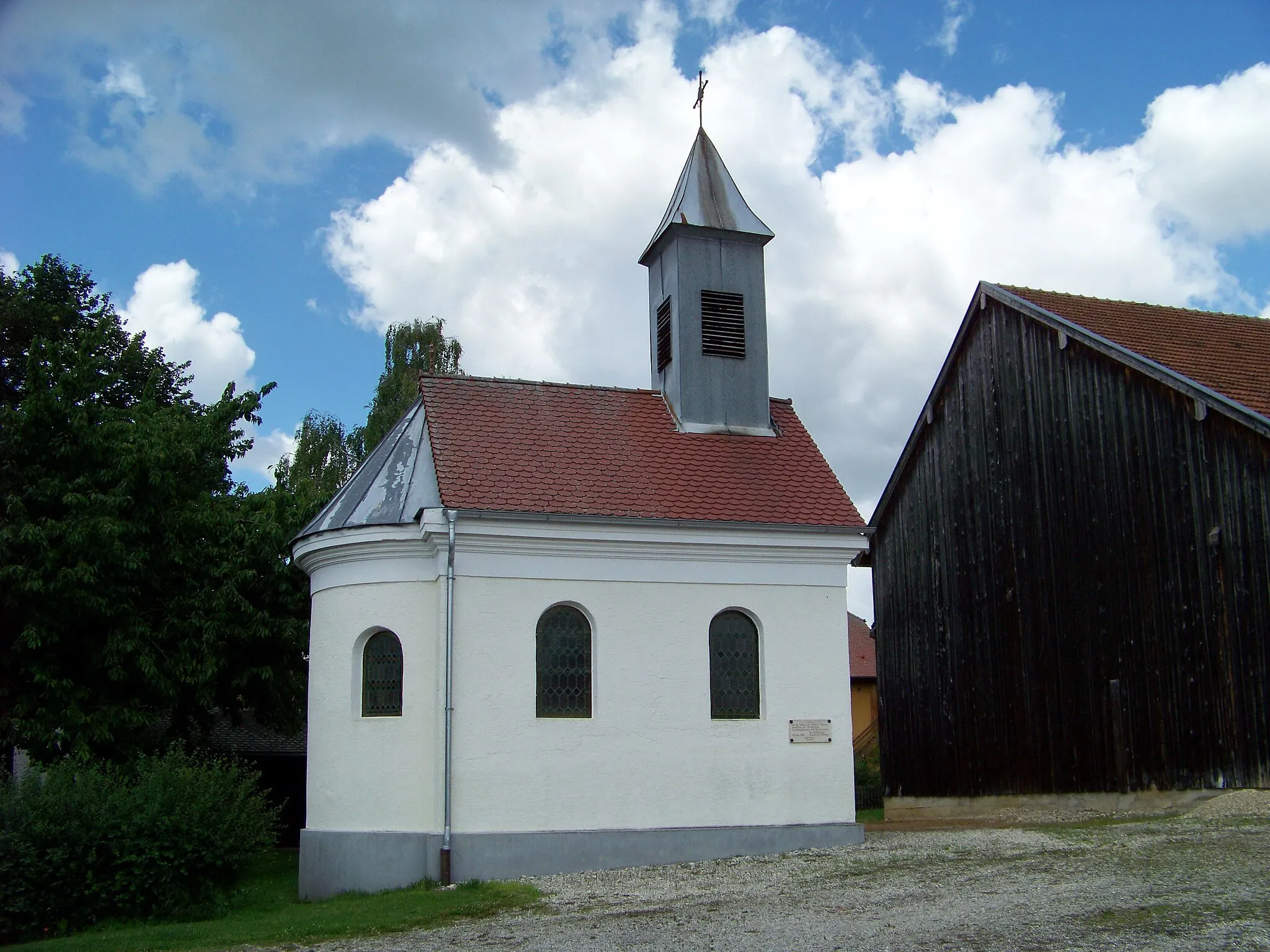 Photo showing: Möding, Frühlingstraße 14, Kapelle Bau mit Dachreiter und leicht eingezogenem, halbrund geschlossenem Chor, wohl zweite Hälfte des 19. Jahrhunderts. Altar mit Pieta.