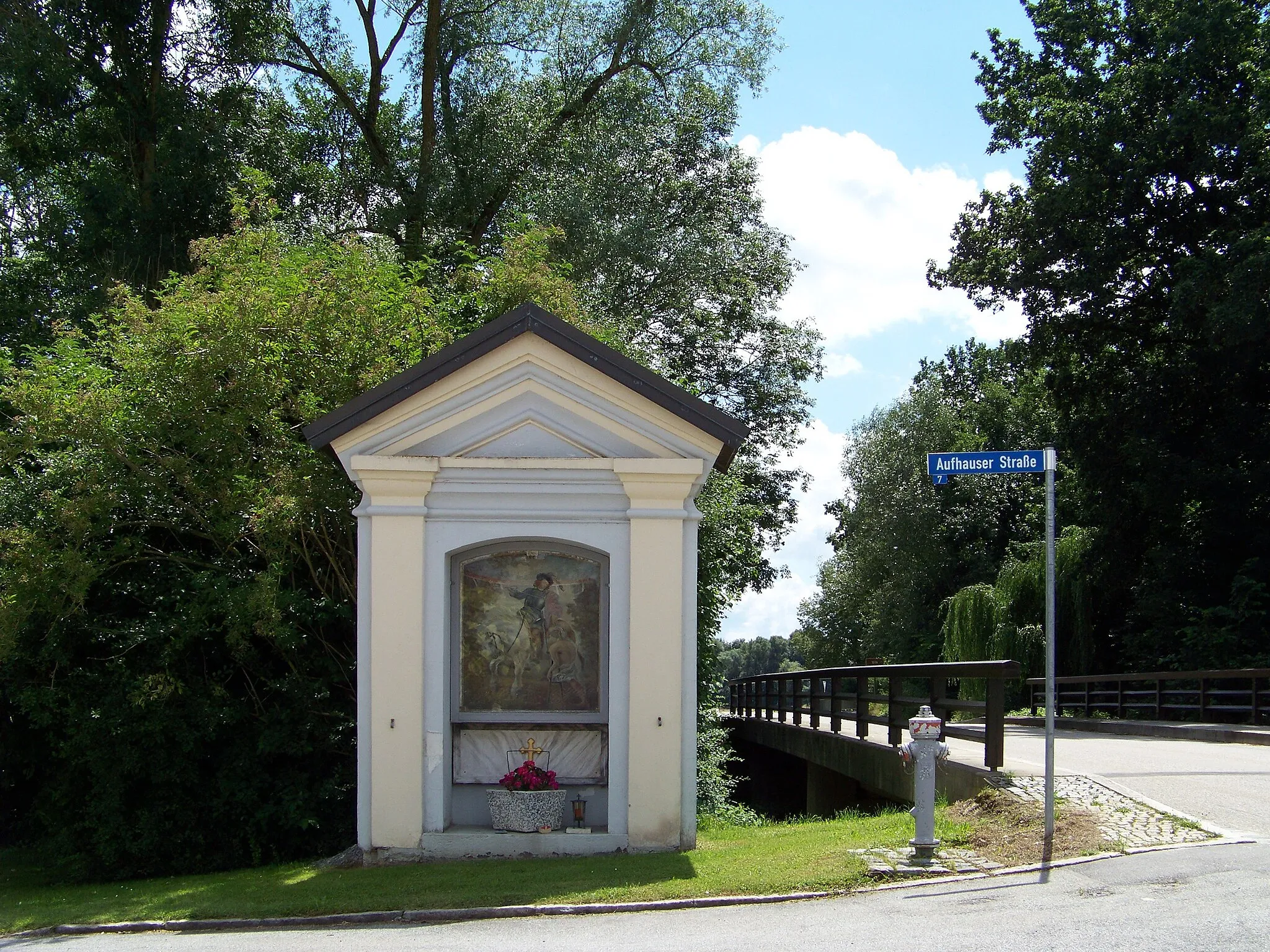 Photo showing: Reichersdorf, Nähe Aufhauser Straße, Kapellenbildstock mit Dreiecksgiebel und Pilastergliederung, zweites Viertel 18. Jahrhundert; an der Vilsbrücke. Das Gemälde zeigt St. Martin, wie er seinen Mantel mit einem Bettler teilt.