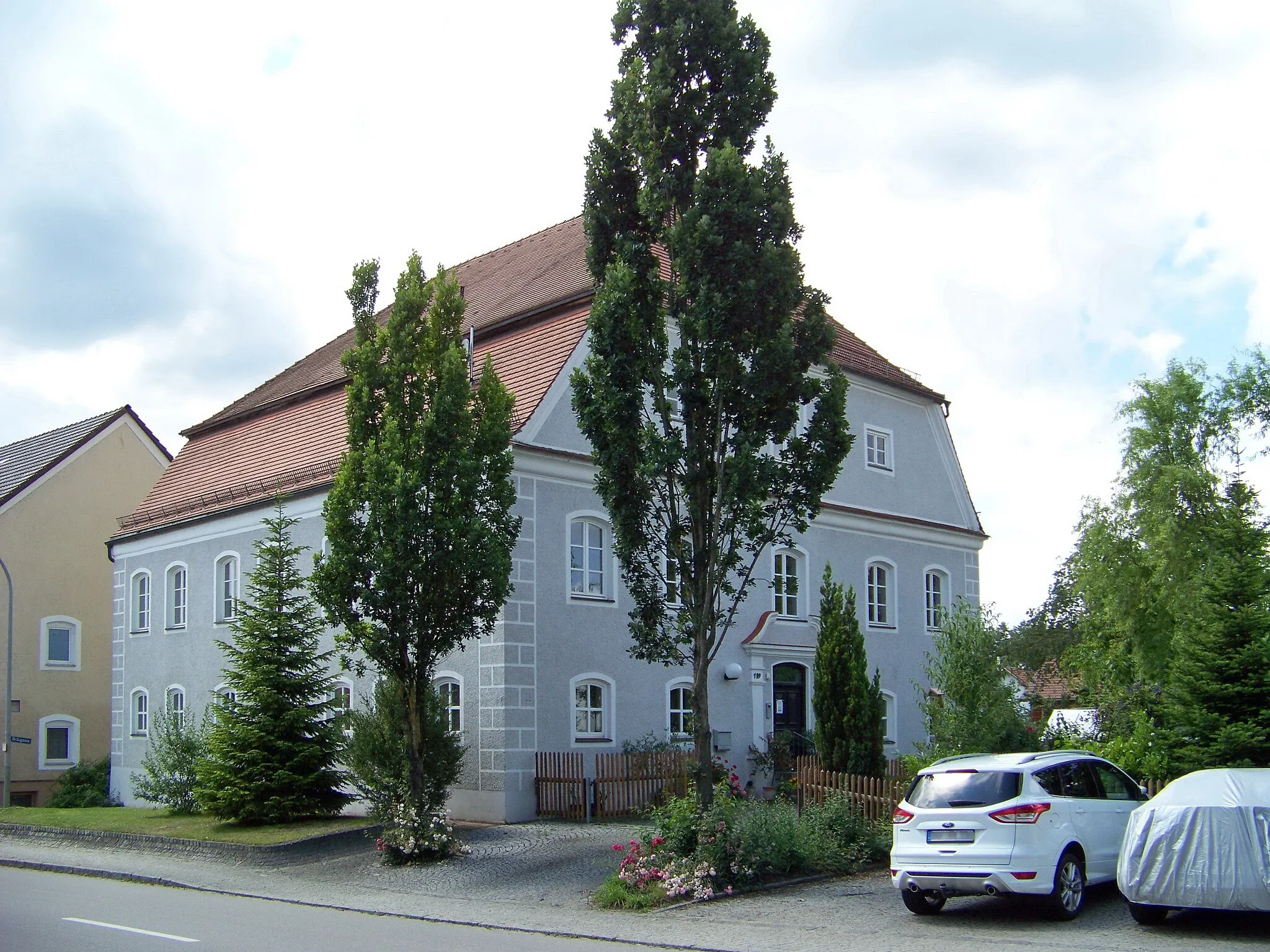 Photo showing: Oberhausen, Landauer Straße 109. Pfarrhaus. Zweigeschossiger Mansard-Halbwalmdachbau mit Putzgliederung und Barockportal. Im Kern wohl Ende des 17. Jahrhunderts. Fenster und Dach 2. Viertel des 19. Jahrhunderts.