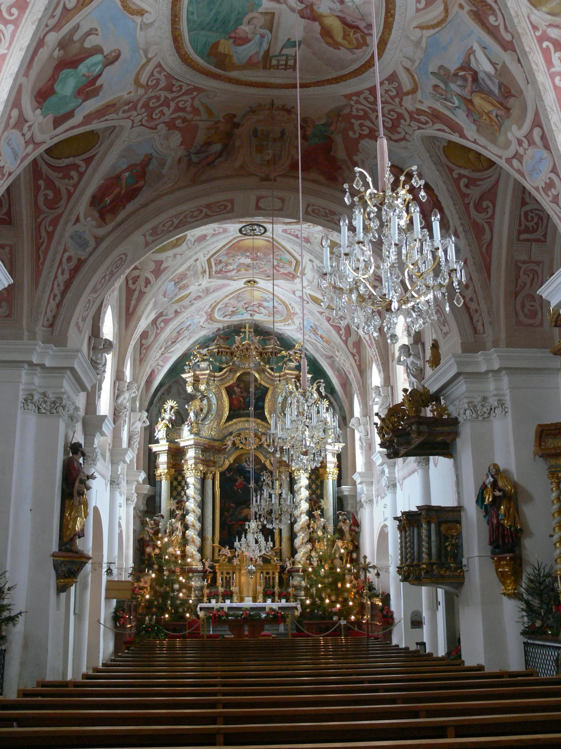 Photo showing: Pfarrkirche in Pfarrkirchen i.M. Innenraum

This media shows the protected monument with the number 14072 in Austria. (Commons, de, Wikidata)