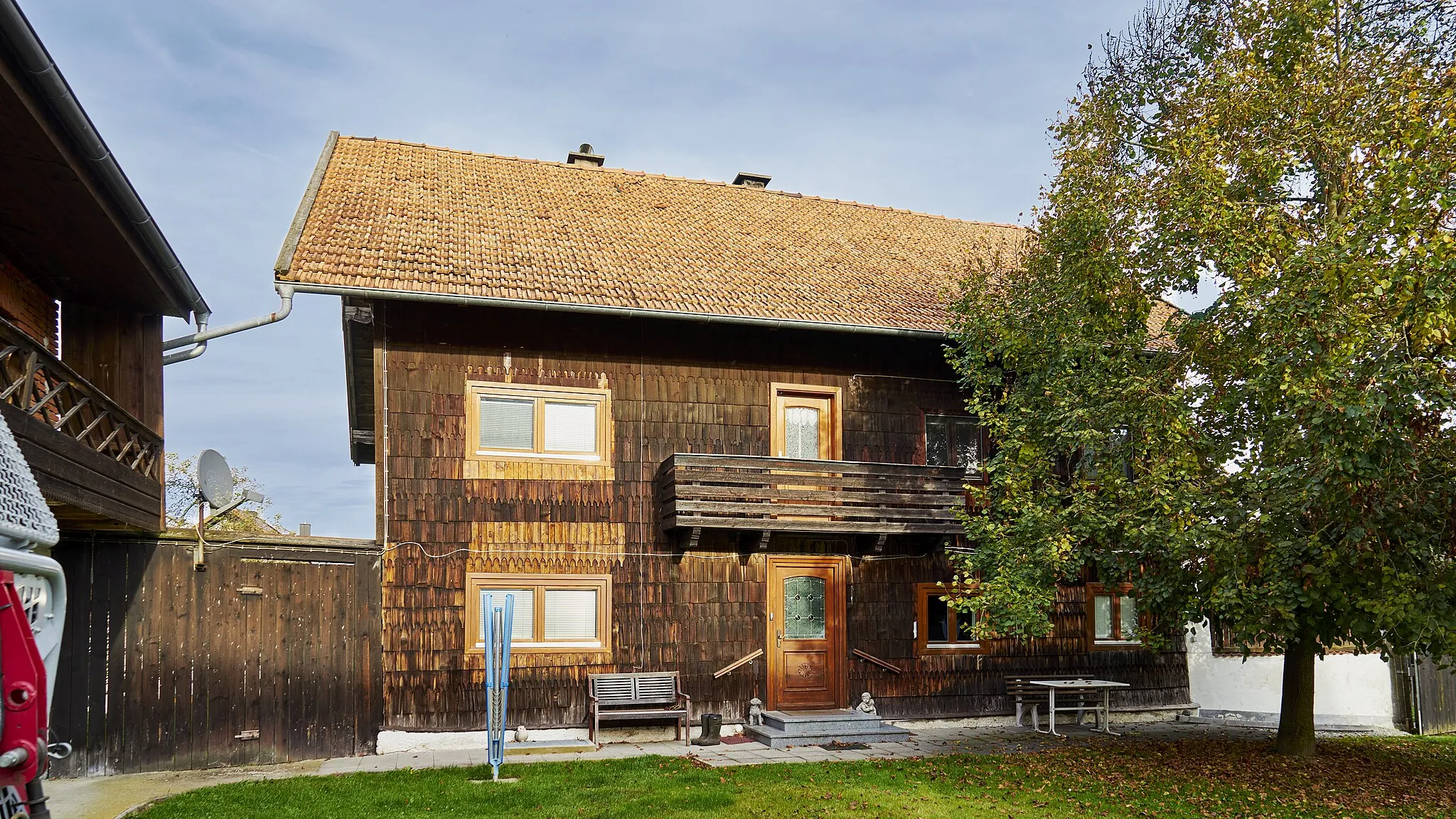 Photo showing: Wohnhaus des Vierseithofes Oberndorf 2, zweigeschossiger und giebelständiger, verkleideter Blockbau mit vorschießendem Satteldach, 1. Hälfte 19. Jahrhundert, Hofansicht