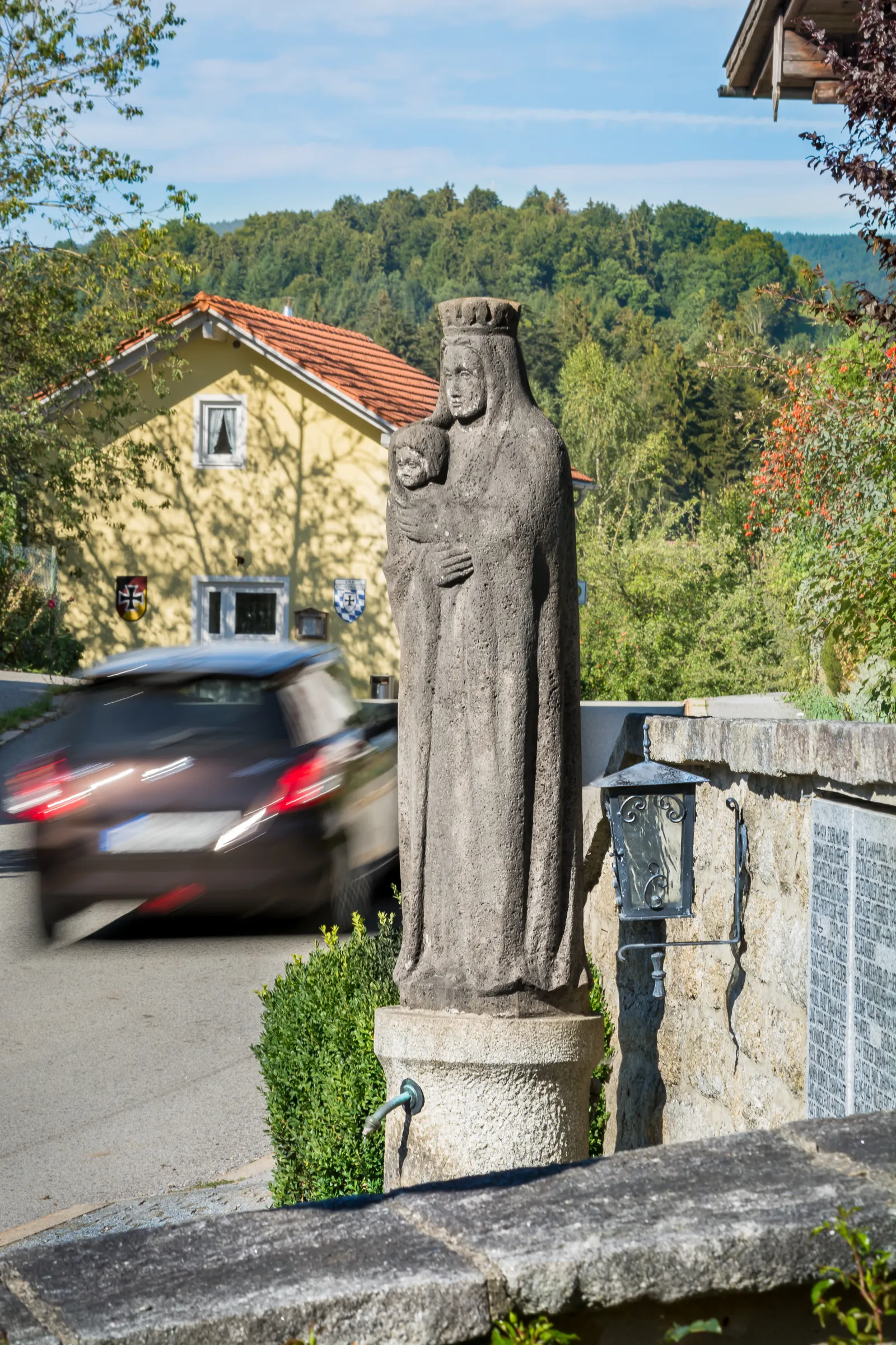 Photo showing: Marienstatue Kriegerdenkmal Waldkirchen-Böhmzwiesel (Bayern)