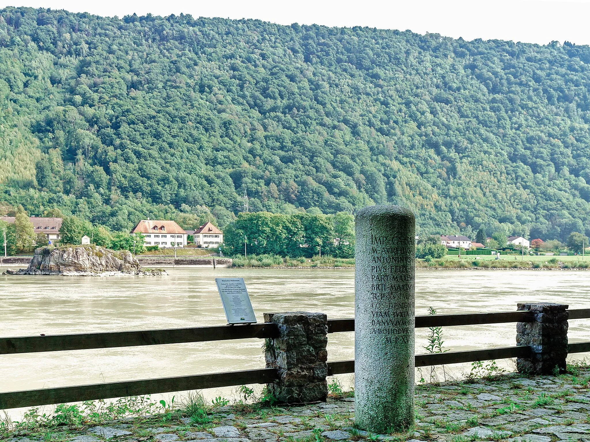 Photo showing: Römischer Meilenstein am Donauufer bei Engelhartszell OT Maierhof