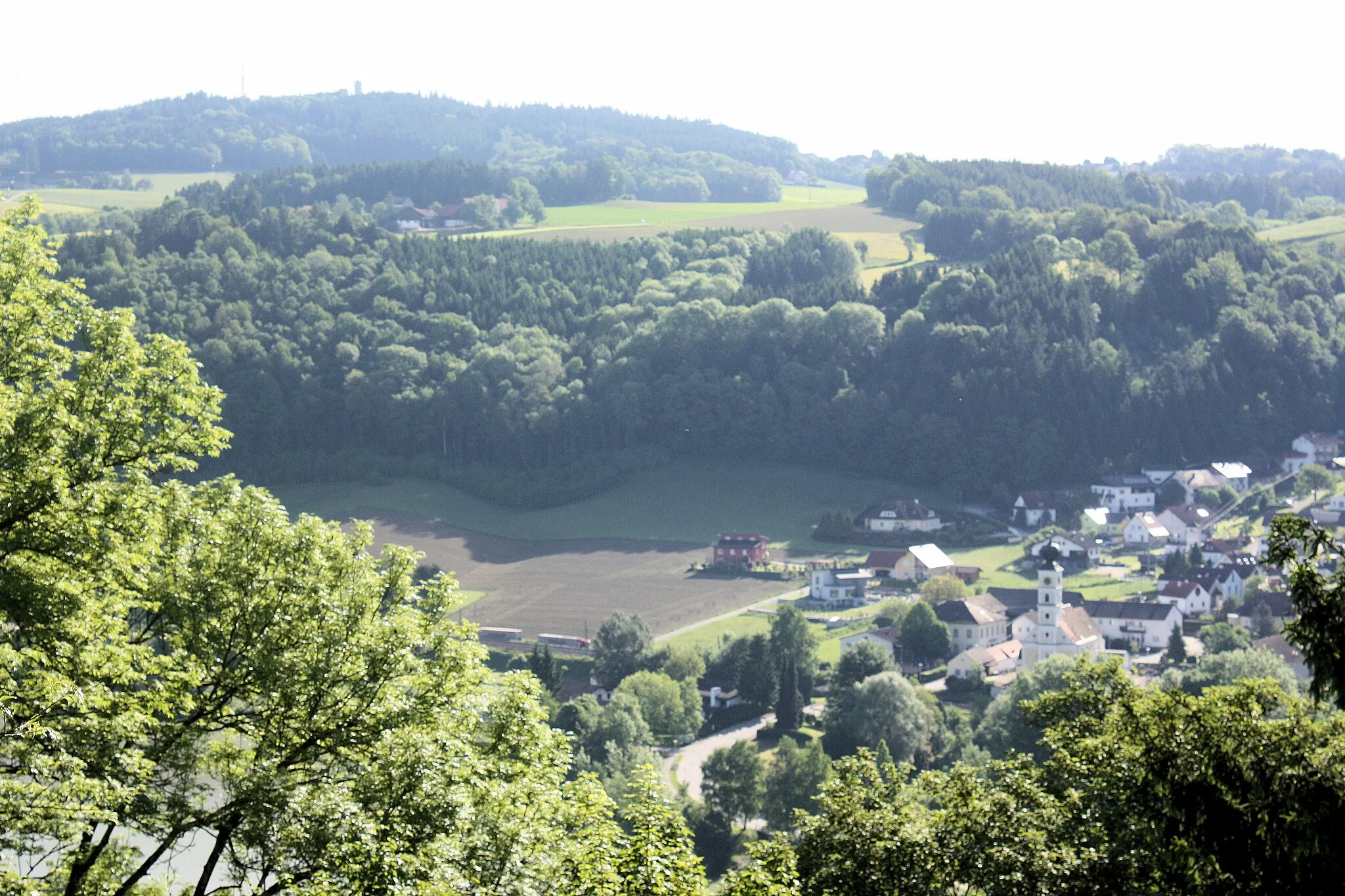 Photo showing: Neuburg am Inn, view from castle to Wernstein and to the Fronberg