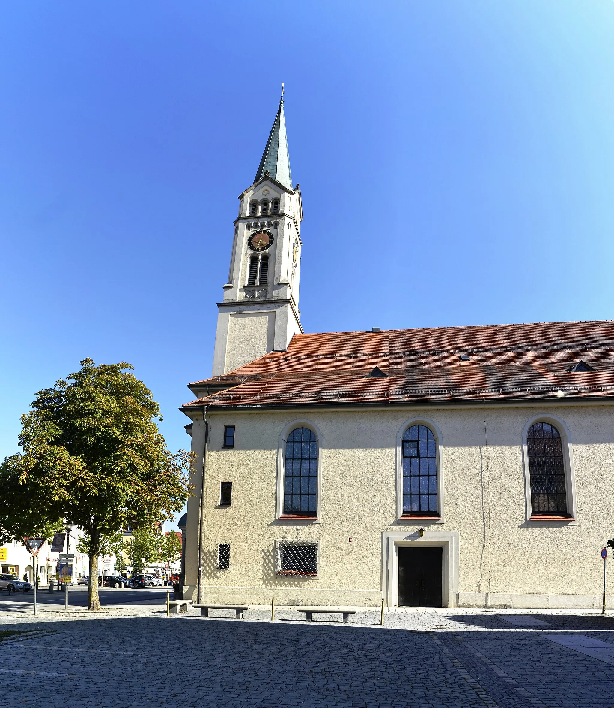 Photo showing: Die Kirche St. Magdalena (Westseite) in Plattling, Bayern.