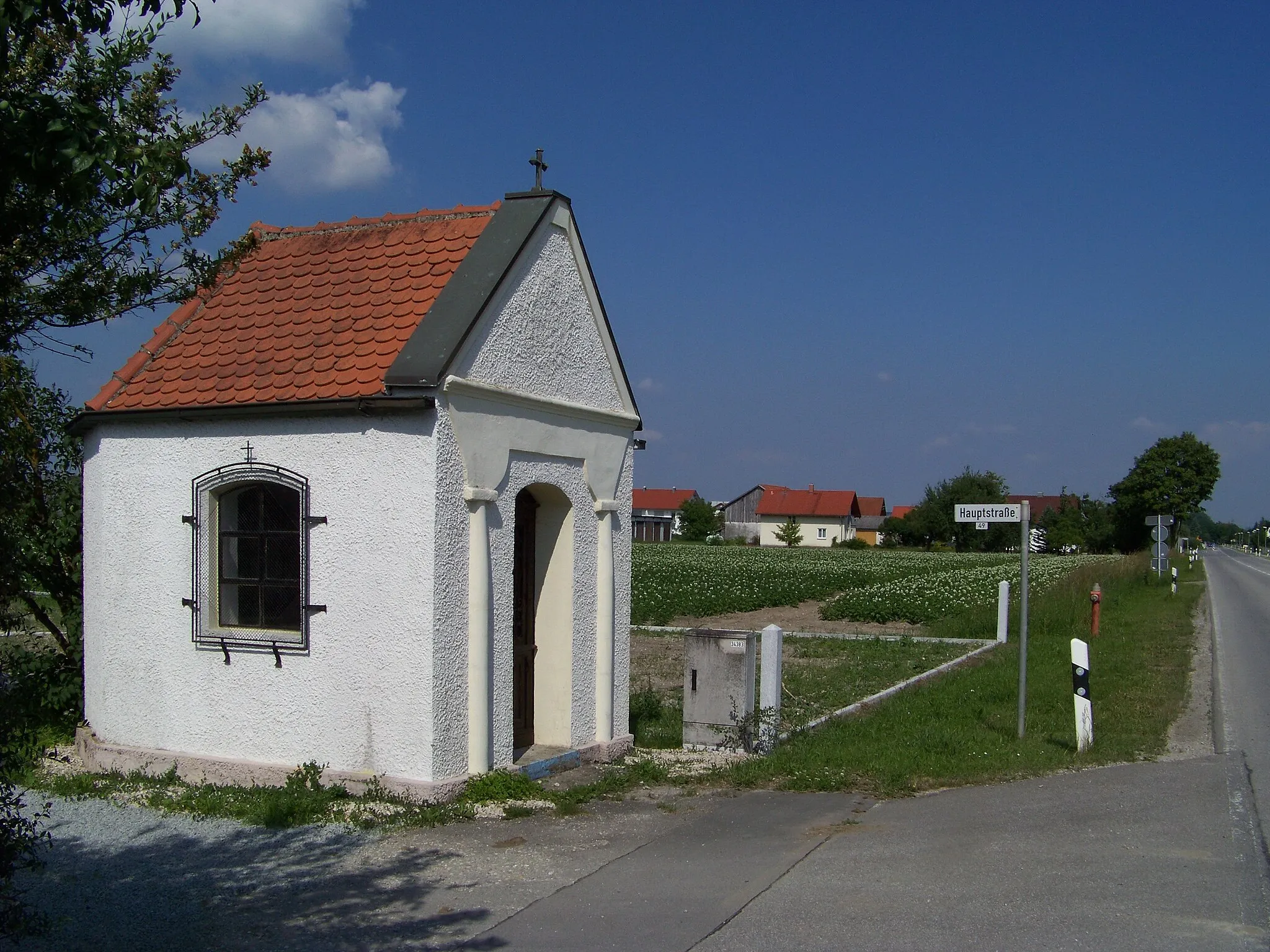 Photo showing: Dingolfing, Wegkapelle in Höfen bei Hauptstraße 49. Kleiner Satteldachbau mit Fassadengliederung. Bauzeit 2. Hälfte des 19. Jahrhunderts.