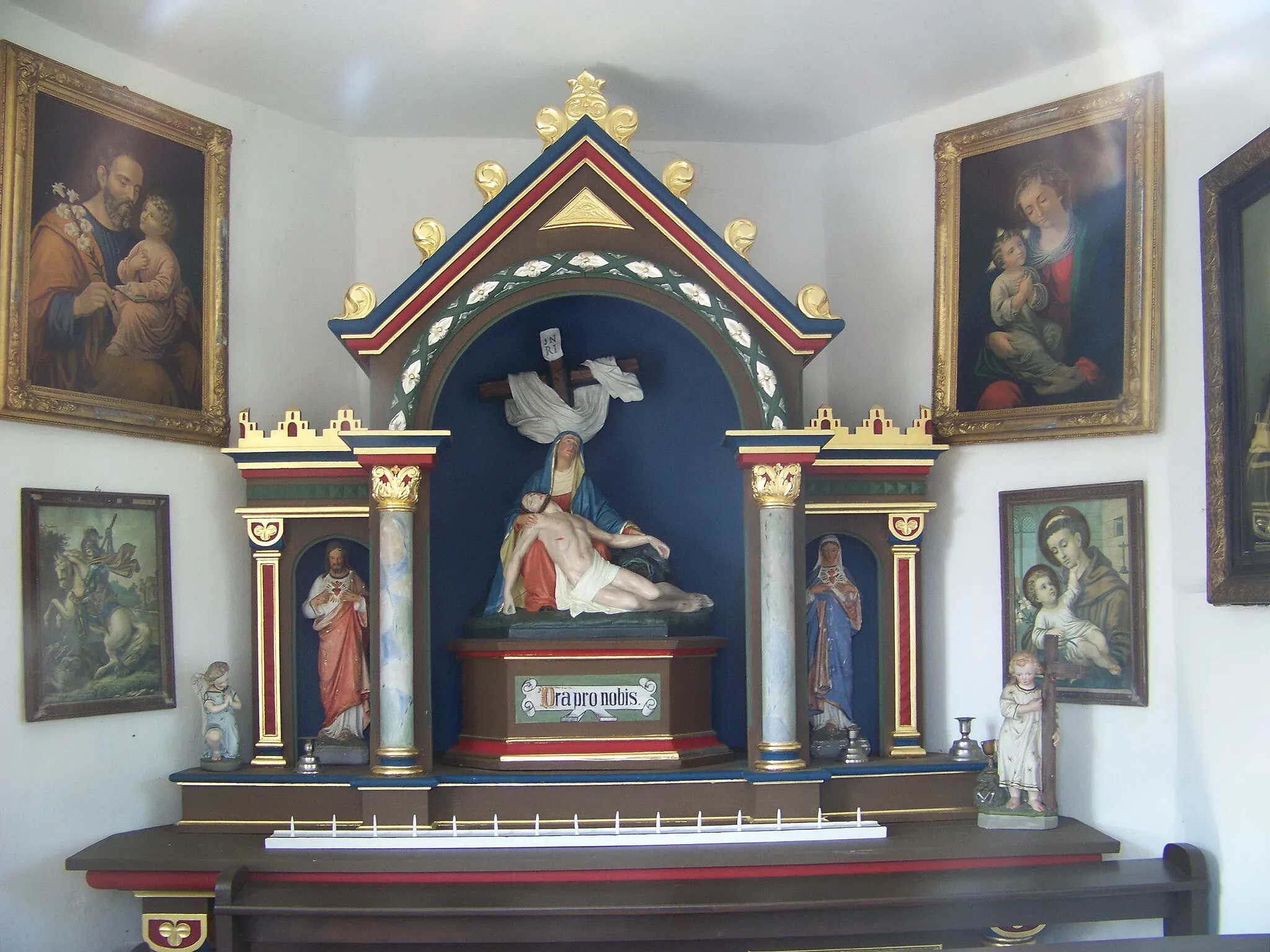 Photo showing: Denkmalgeschützte Wegkapelle in Höfen bei Hauptstraße 49, Gemarkung Teisbach, Stadt Dingolfing. Örtlich auch als Ernst-Kapelle bekannt. Auf dem Altar Skulptur einer Pietá. (die Darstellung Marias mit dem Leichnam Jesu Christi)