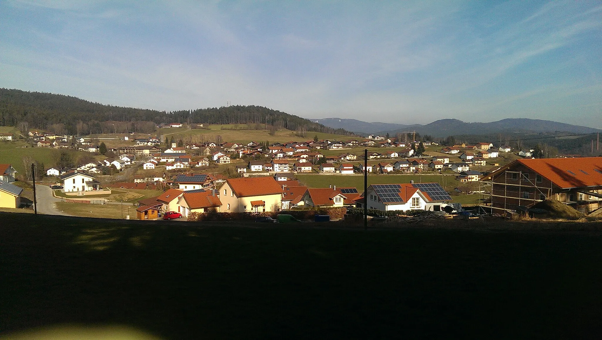 Photo showing: Geiersthal von Westen gesehen. Im Hintergrund: Der Hochzellberg in der Arber-Bergkette und am Fuße Bodenmais.