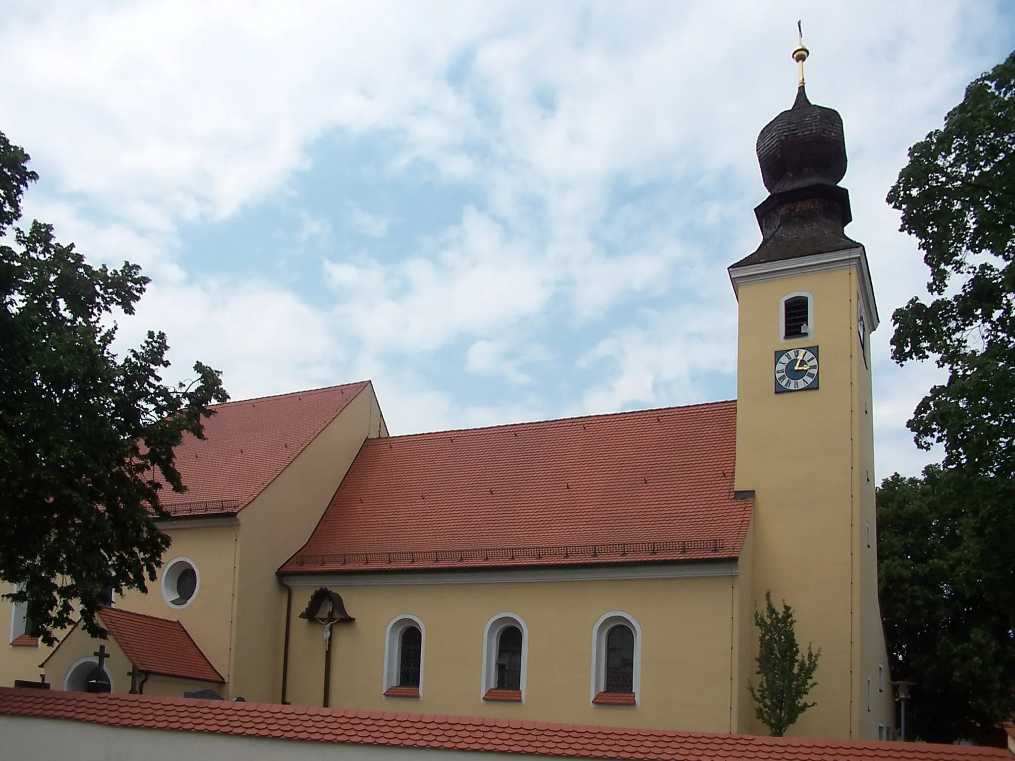 Photo showing: Barbing, Kirchstraße 22. Kath. Pfarrkirche St. Martin. Chorturmkirche mit Vorzeichen.
Turm gotisch. Langhaus 1733; Erweiterung 1935/36.

Friedhofsmauer, Bruchstein, 17./18. Jahrhundert. Ansicht von Süden.