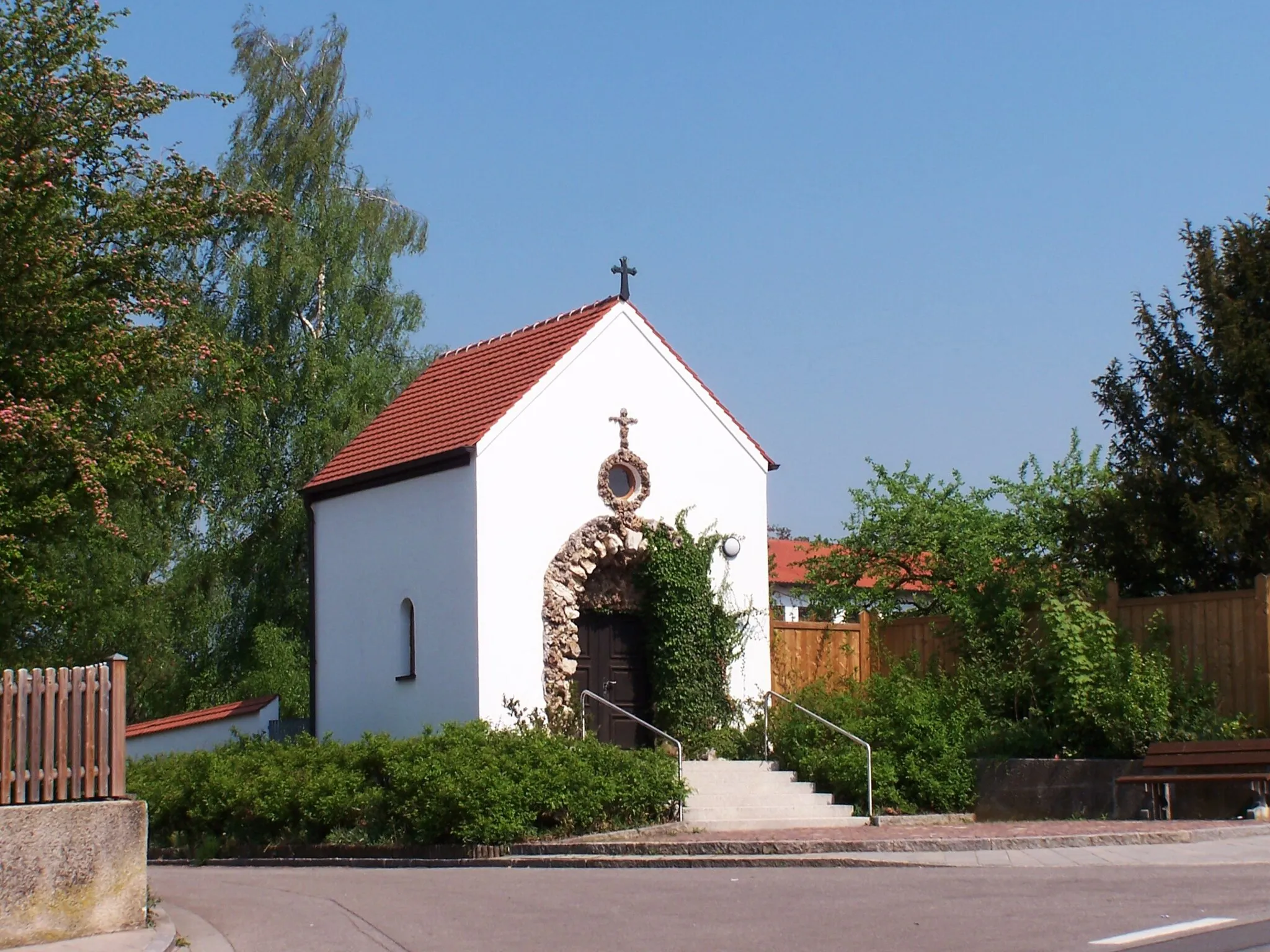 Photo showing: Schierling, Jakob-Brand-Straße 3. Lourdeskapelle, giebelständiger Satteldachbau mit eingezogenem Chor, Giebelkreuz, Kalk- und Tuffstein, 1898; mit Ausstattung.