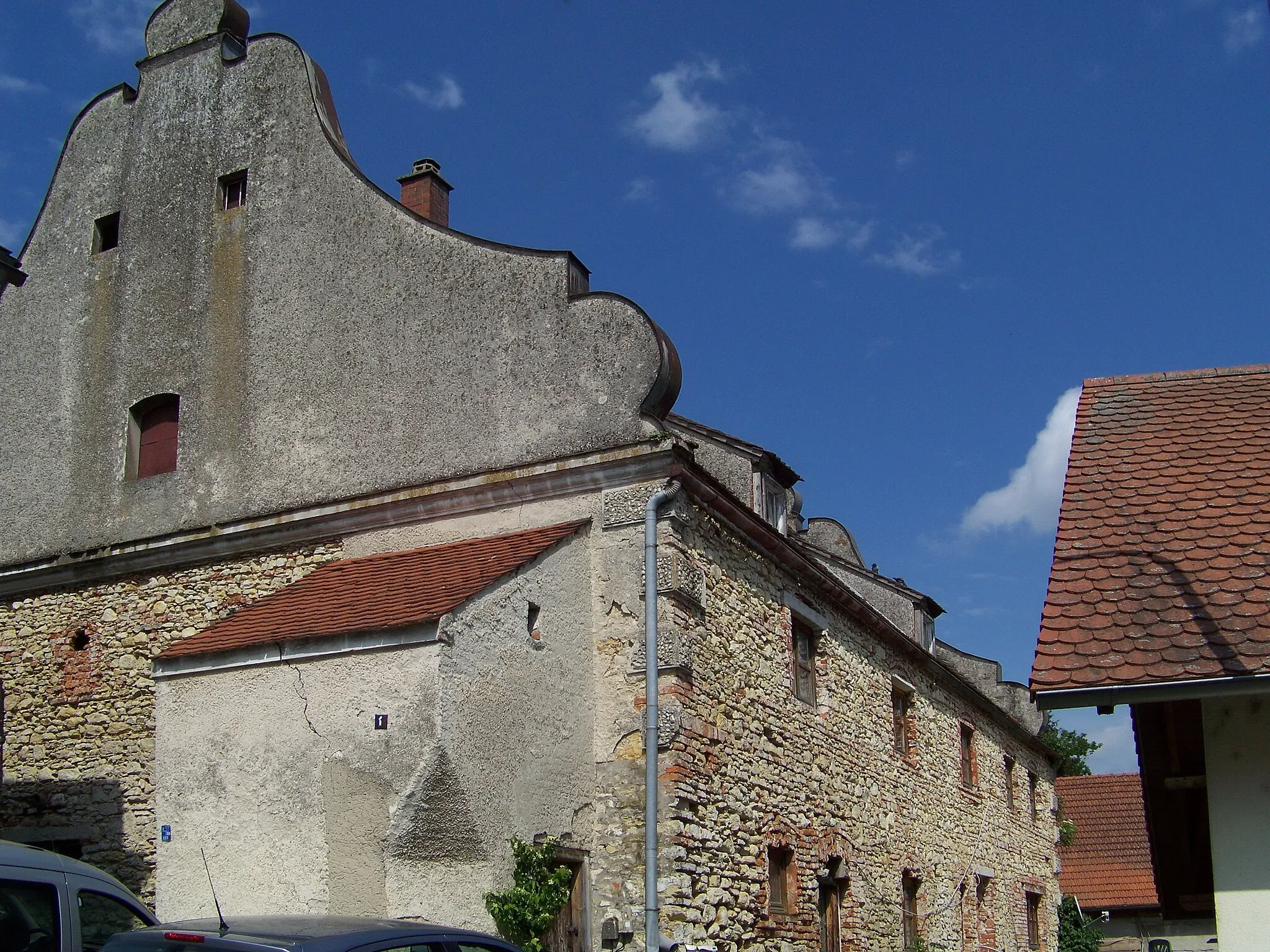 Photo showing: Schierling, Prangstraße 1. Wohnhaus. Zweigeschossiger und giebelständiger Satteldachbau mit Schweifgiebel, 17. Jahrhundert.