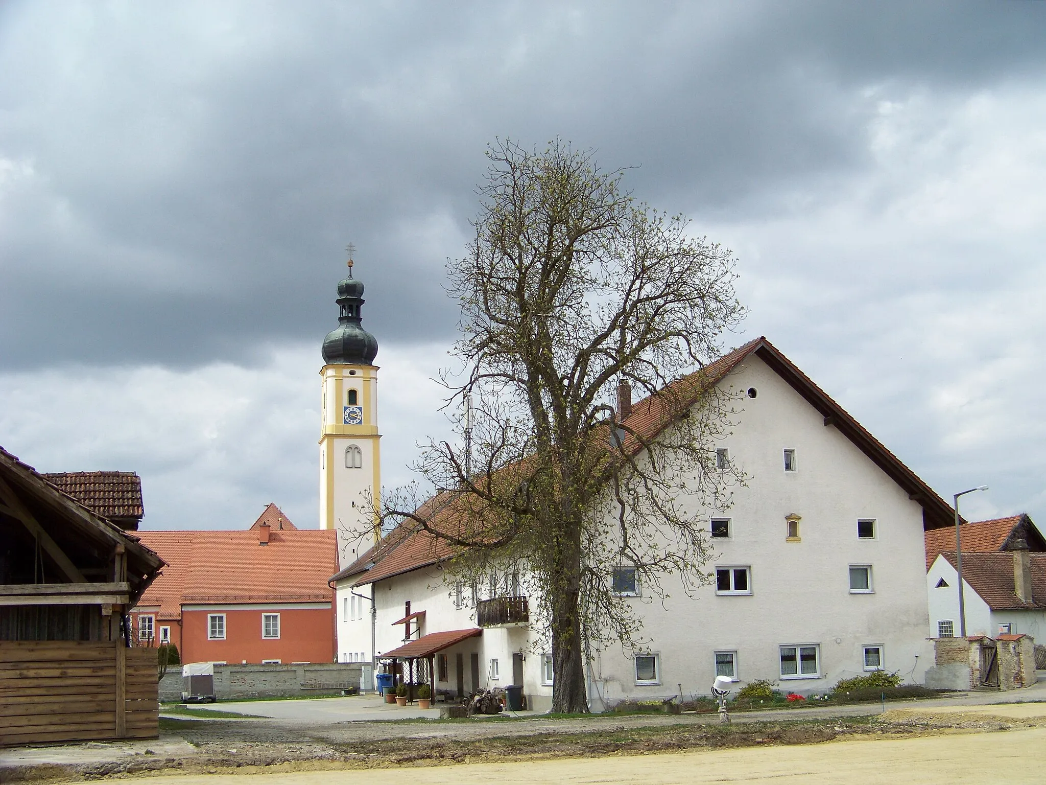 Photo showing: Straubing, Alburg, Klostergasse 2 und 6. Ehemaliges Klostergebäude, jetzt Wohnhaus. Langgestreckter zweigeschossiger Traufseitbau mit Steildach, 18./Anfang 19. Jahrhundert.