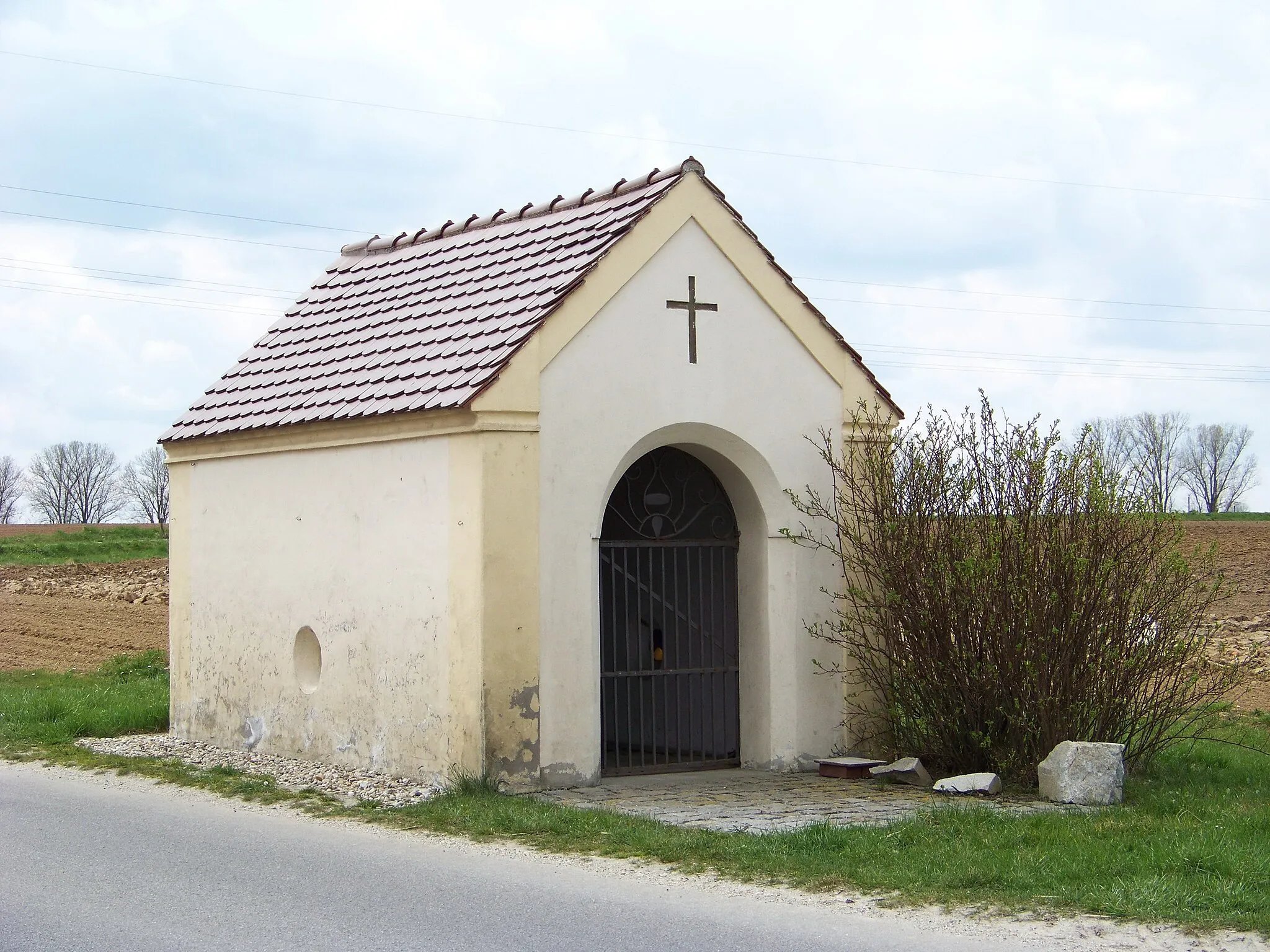 Photo showing: Straubing, Alburg, Nähe Alburger Hauptstraße. Eckl-Kapelle. Satteldachbau über rechteckigem Grundriss, 19. Jahrhundert, 1977 erneuert.