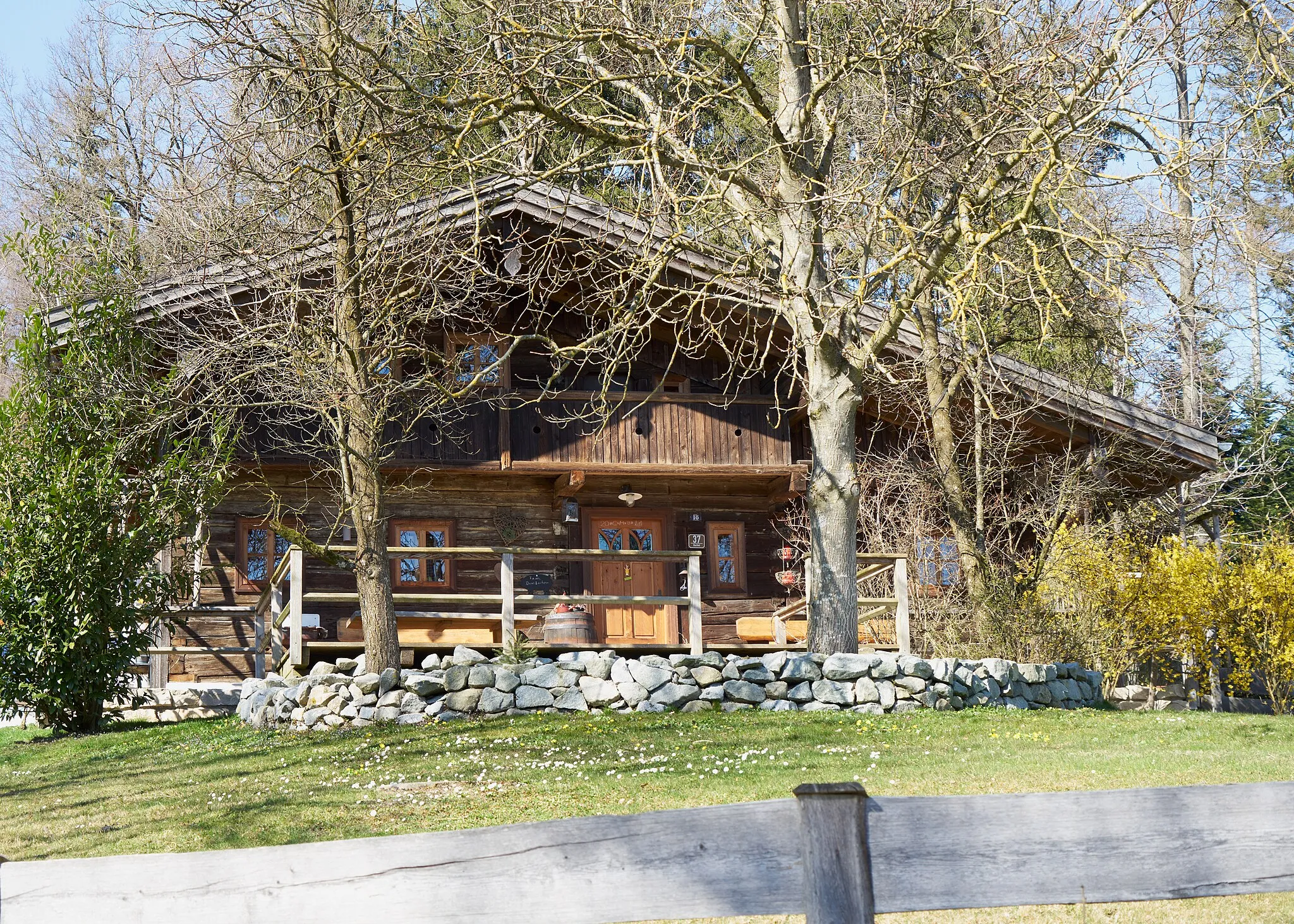 Photo showing: Wohnteil eines Kleinbauernhauses Buchet 37, im Waldlertypus, eineinhalbgeschossiger und giebelständiger Blockbau mit Giebelschrot und vorschießendem Flachsatteldach, Anfang 19. Jahrhundert