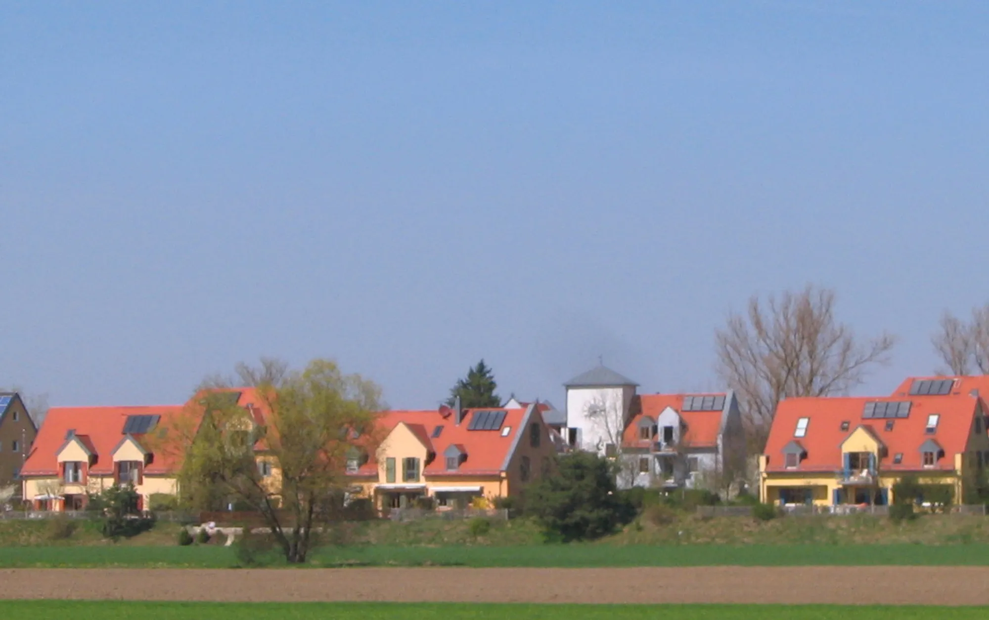 Photo showing: Gaden, Ortsteil der Stadt Abensberg, Landkreis Kelheim, Niederbayern: Neubaugebiet Ökodorf, welches einer ursprünglichen Dorfanlage nachempfunden ist