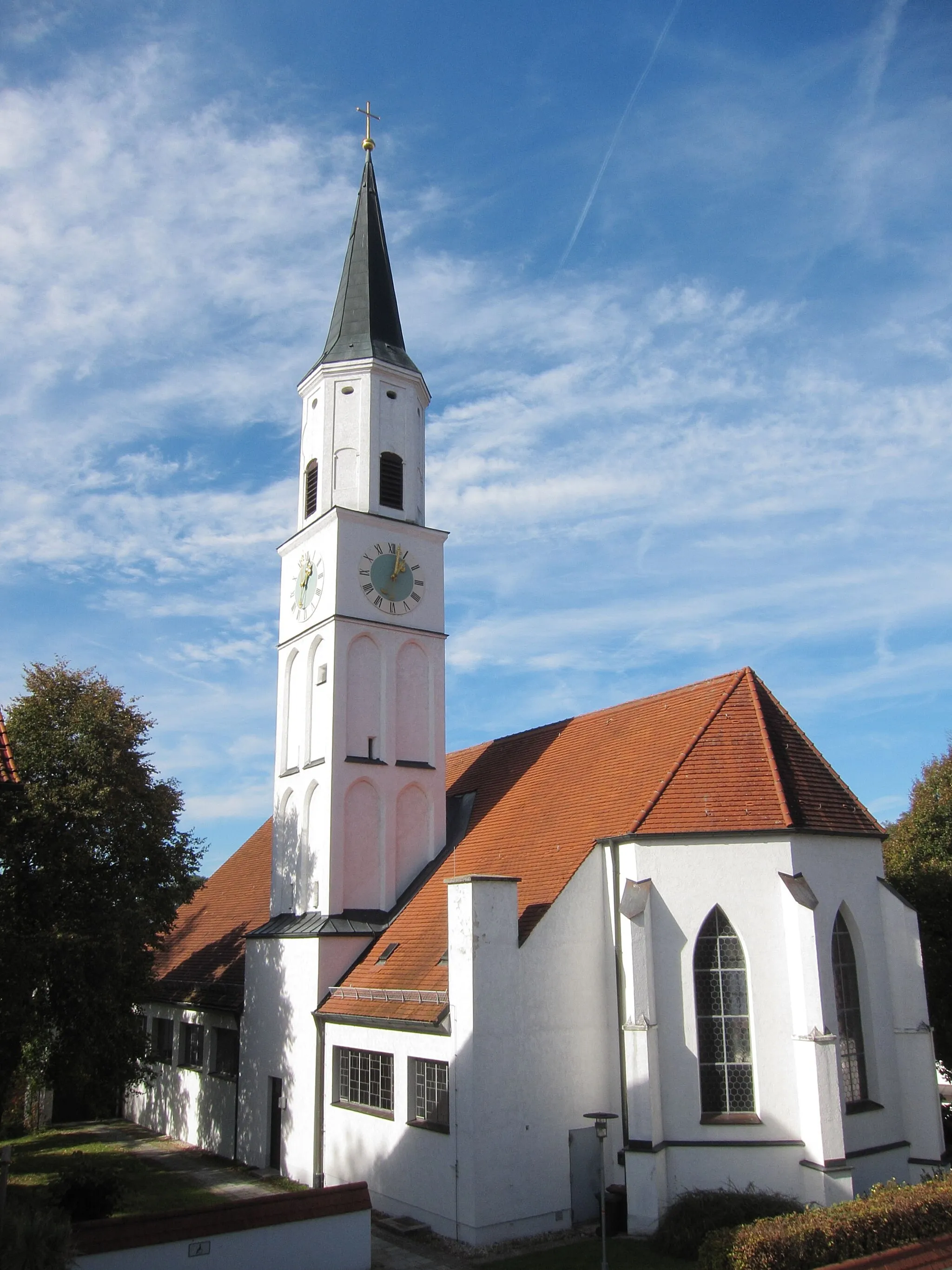 Photo showing: Buch am Erlbach; kath. Pfarrkirche St. Peter und Paul; Chor und Turmuntergeschosse gotisch, Langhaus modern; mit Ausstattung.