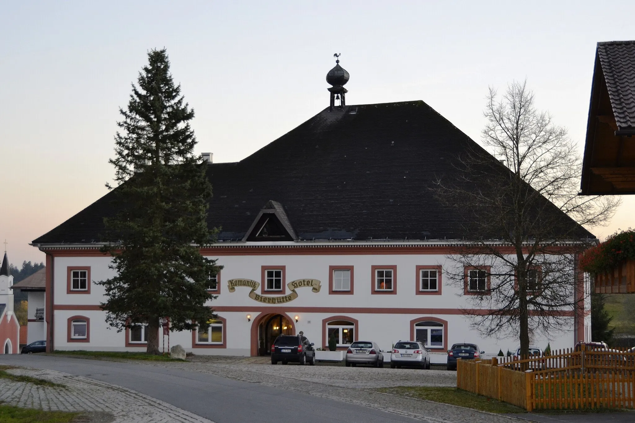 Photo showing: The cultural heritage monument Bierhütte 40 (now a hotel) near Hohenau (Lower Bavaria).