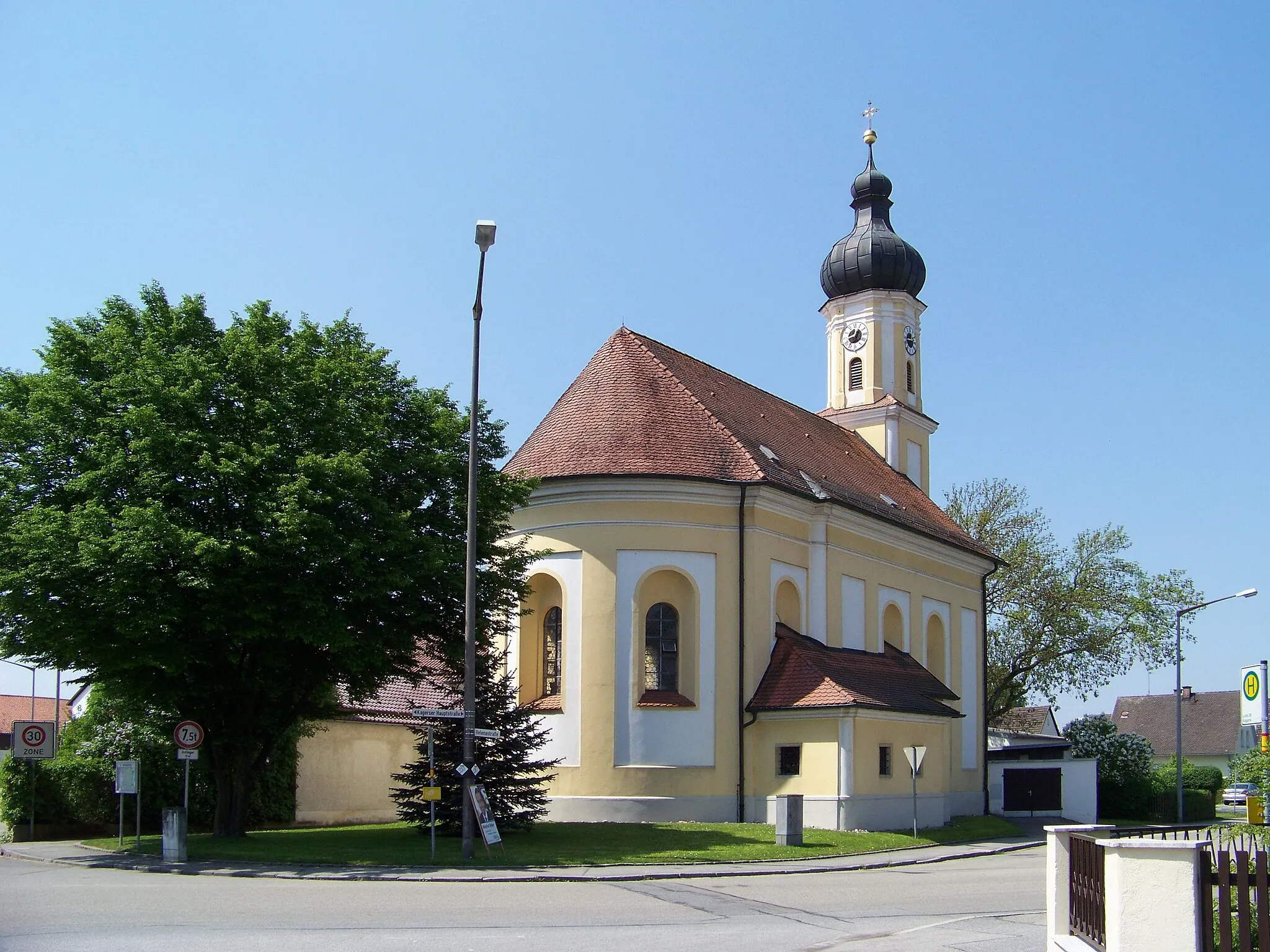 Photo showing: Straubing, Kagers, Meginhardstraße 91. Kath. Kirche Hl. Kreuzauffindung, barock, 1752; mit Ausstattung.