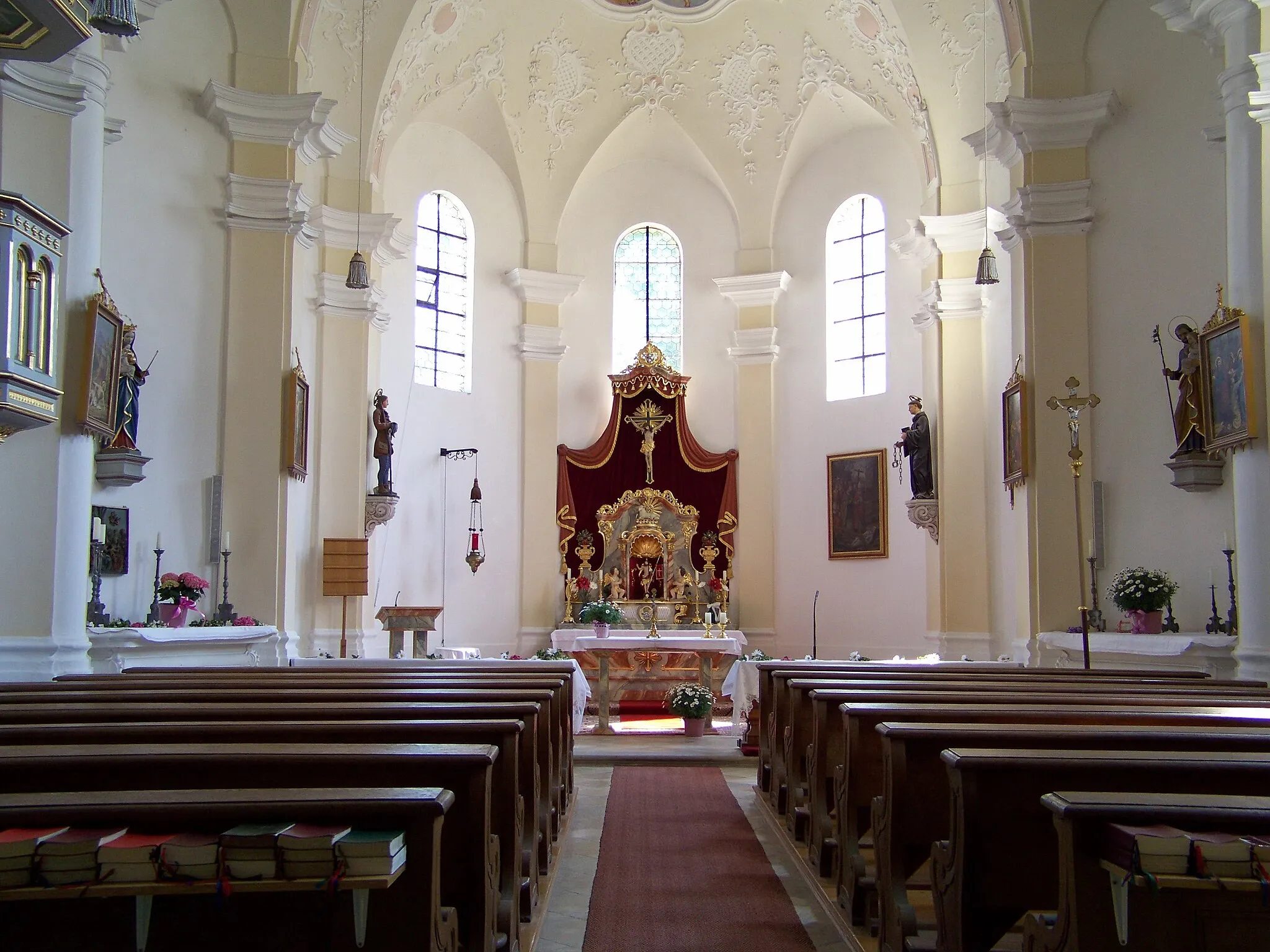 Photo showing: Kagers Meginhardstraße 91. Katholische Filialkirche Hl. Kreuz. Saalkirche mit Satteldach und eingezogenem, halbrund geschlossenem Chor mit einem Joch. Das Langhaus hat zwei Joche. Die Ecken am Übergang zum Chor sind abgerundet. Tonnengewölbe mit Stichkappen überziehen Chor und Langhaus.