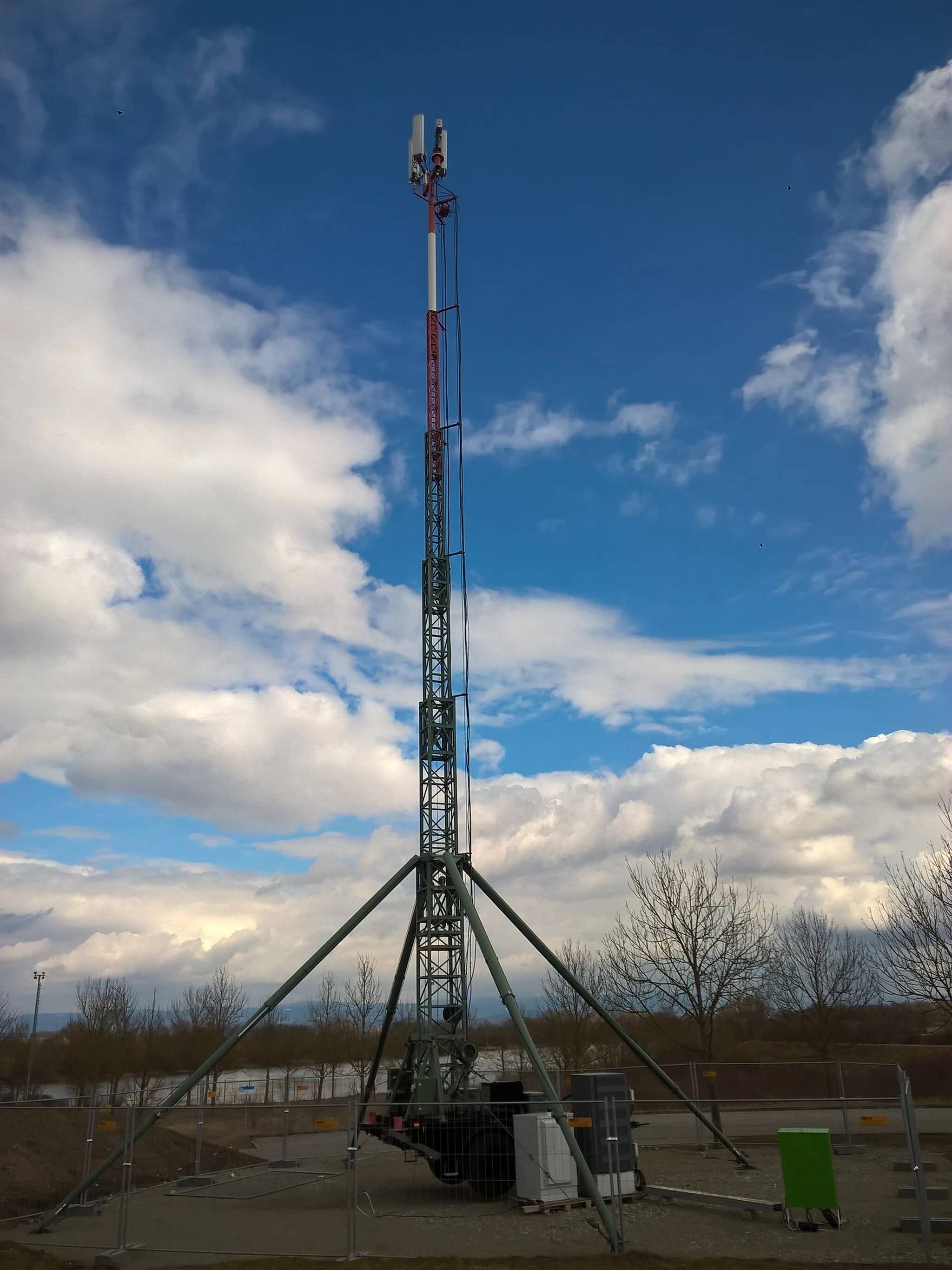 Photo showing: Mobile Mobilfunkbasisstation bei der Staustufe Straubing