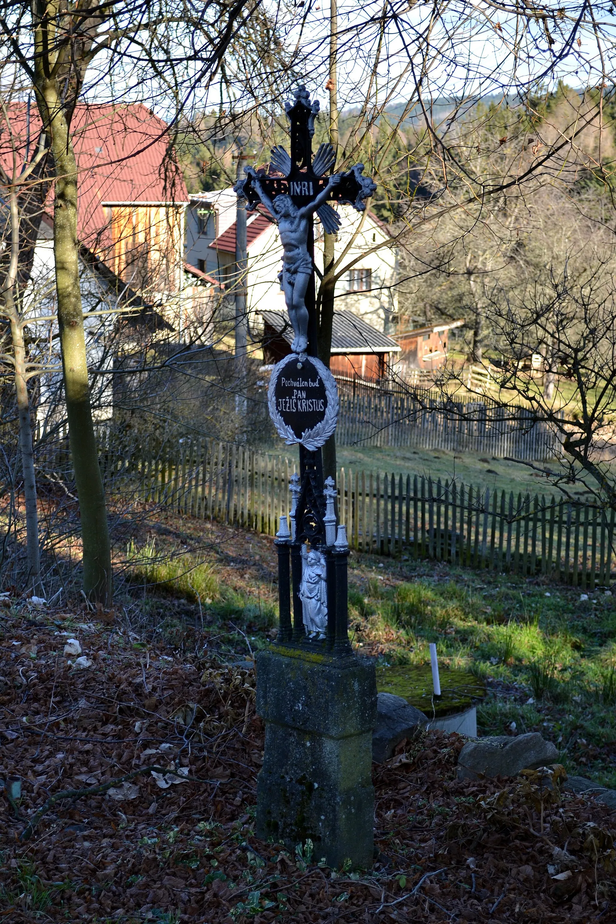 Photo showing: A cross in the small village of Zahrádka, part of the town of Čachrov, Klatovy district, Czech Republic.