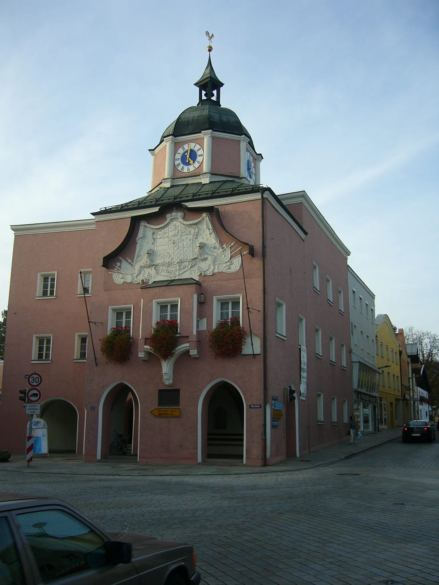 Photo showing: Altes Rathaus in Pfarrkirchen am Inn (Bayern), Germany (built c. 1500) mit Wappenrelief des Kurfürsten Carl Theodor von Bayern
