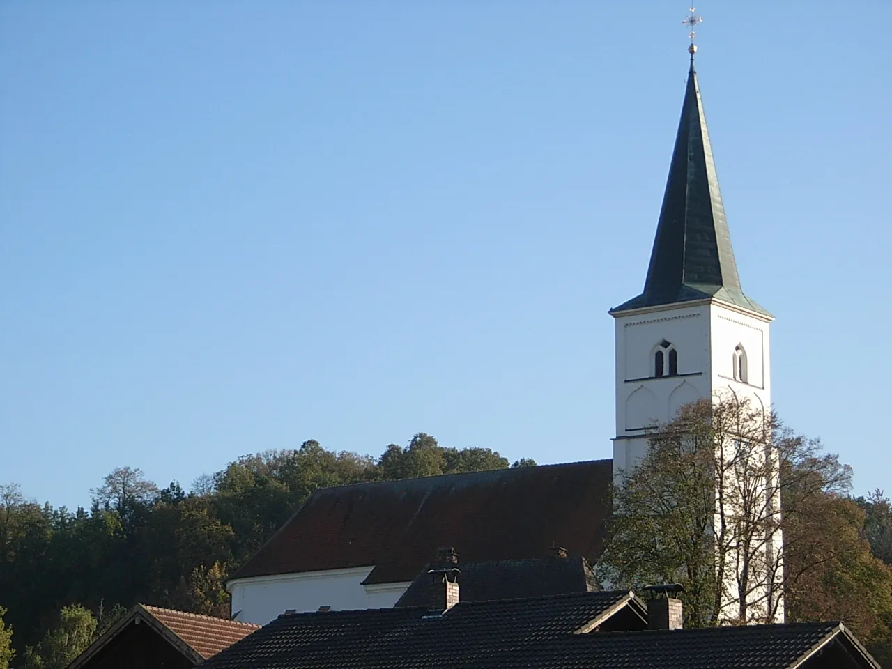 Photo showing: Postmünster, view from north-west over the rooftops of the village to St Benedict Parish Church.
