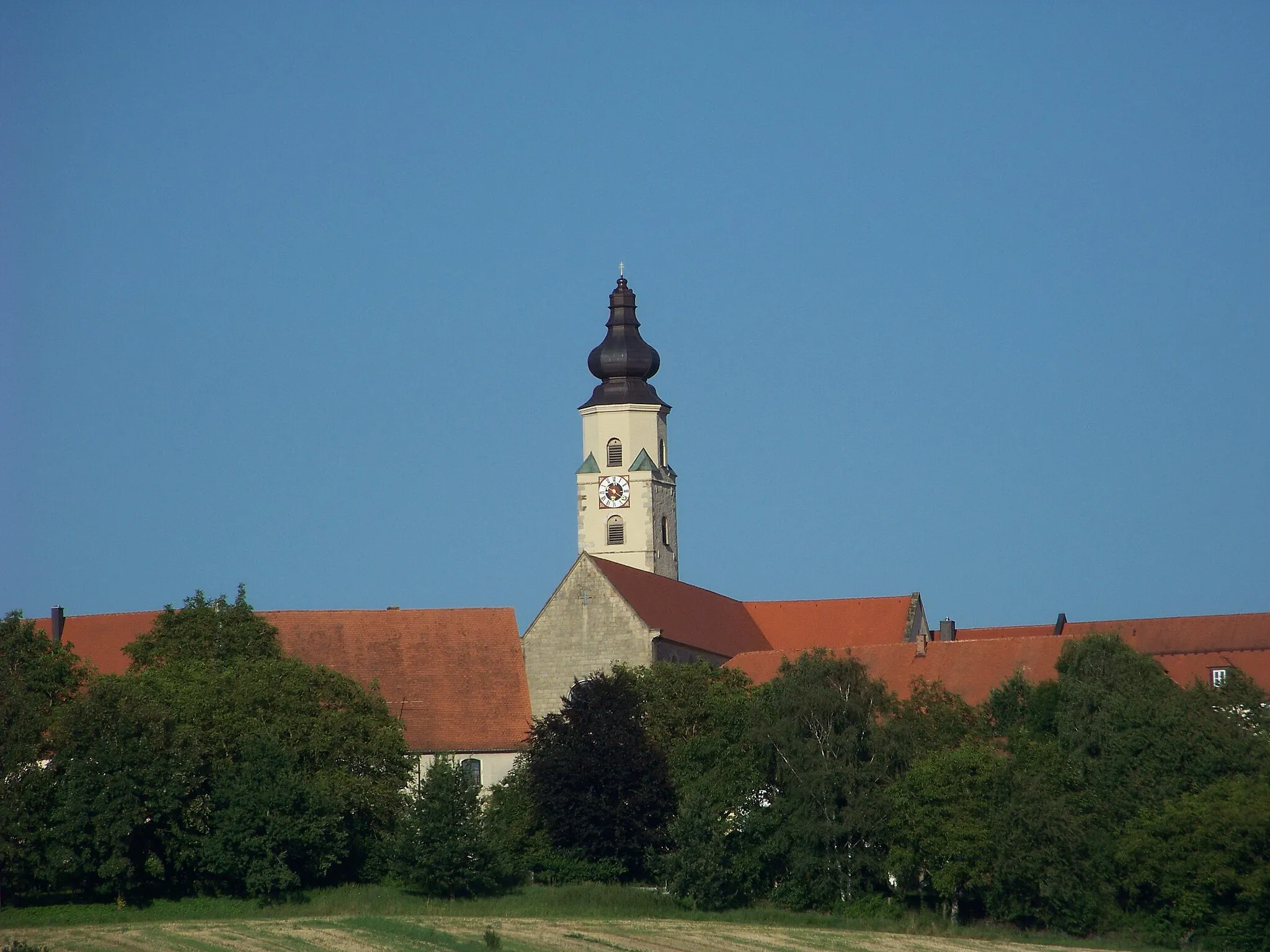 Photo showing: Windberg, Pfarrplatz 7. Kirche Maria Himmelfahrt. Dreischiffige Pfeilerbasilika, begonnen um 1140, Einwölbung Mitte 15. Jahrhundert. 
Turmerhöhung und Barockisierung bis 1755; mit Ausstattung. Fotografiert vom Radweg auf Höhe Hunderdorf.