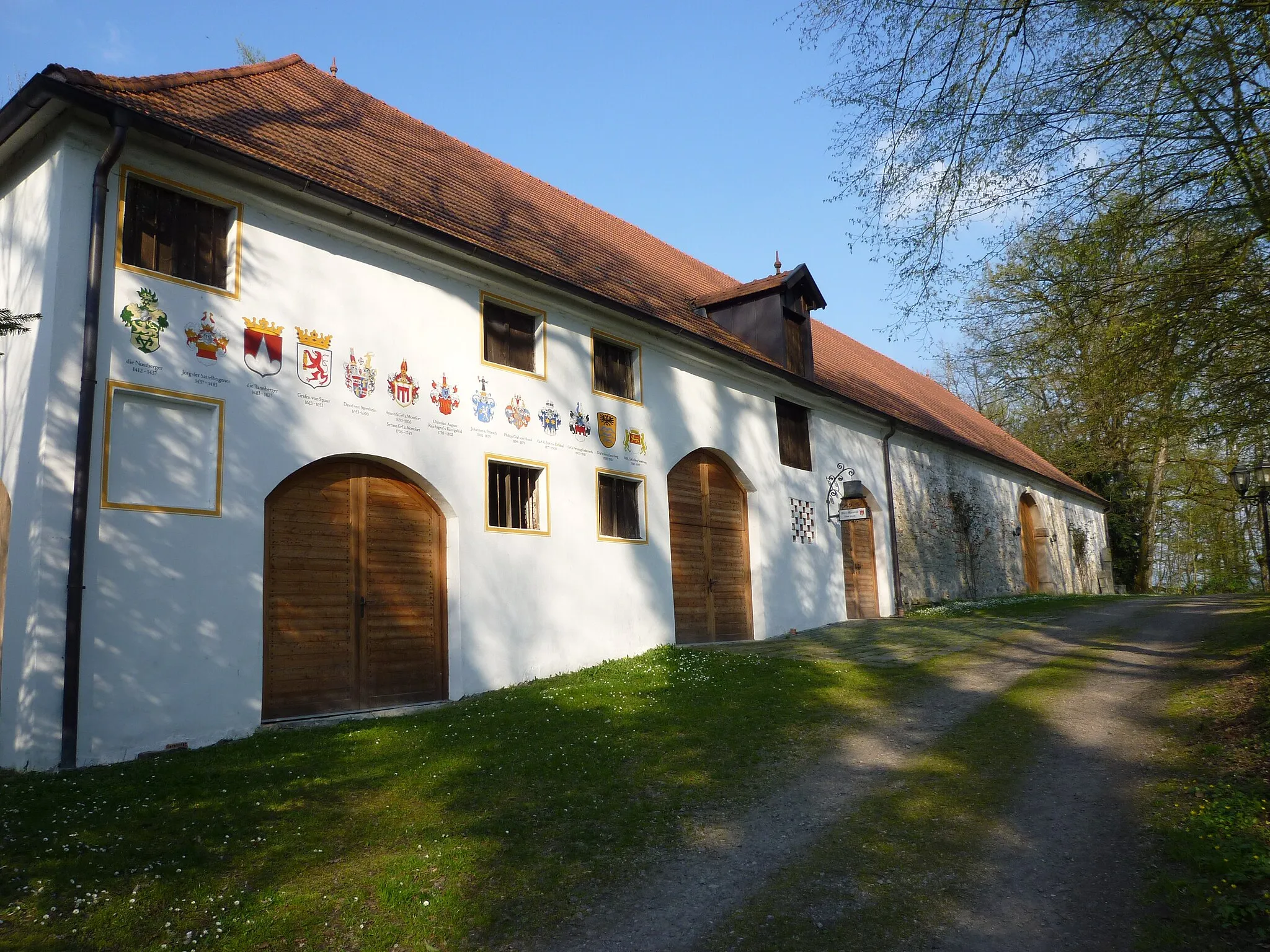 Photo showing: Ehemaliger Zehntstadel und späer Marstall. Das Gebäude gehört zum Schlosskomplex Offenberg am Schlossberg 1, Landkreis Deggendorf.