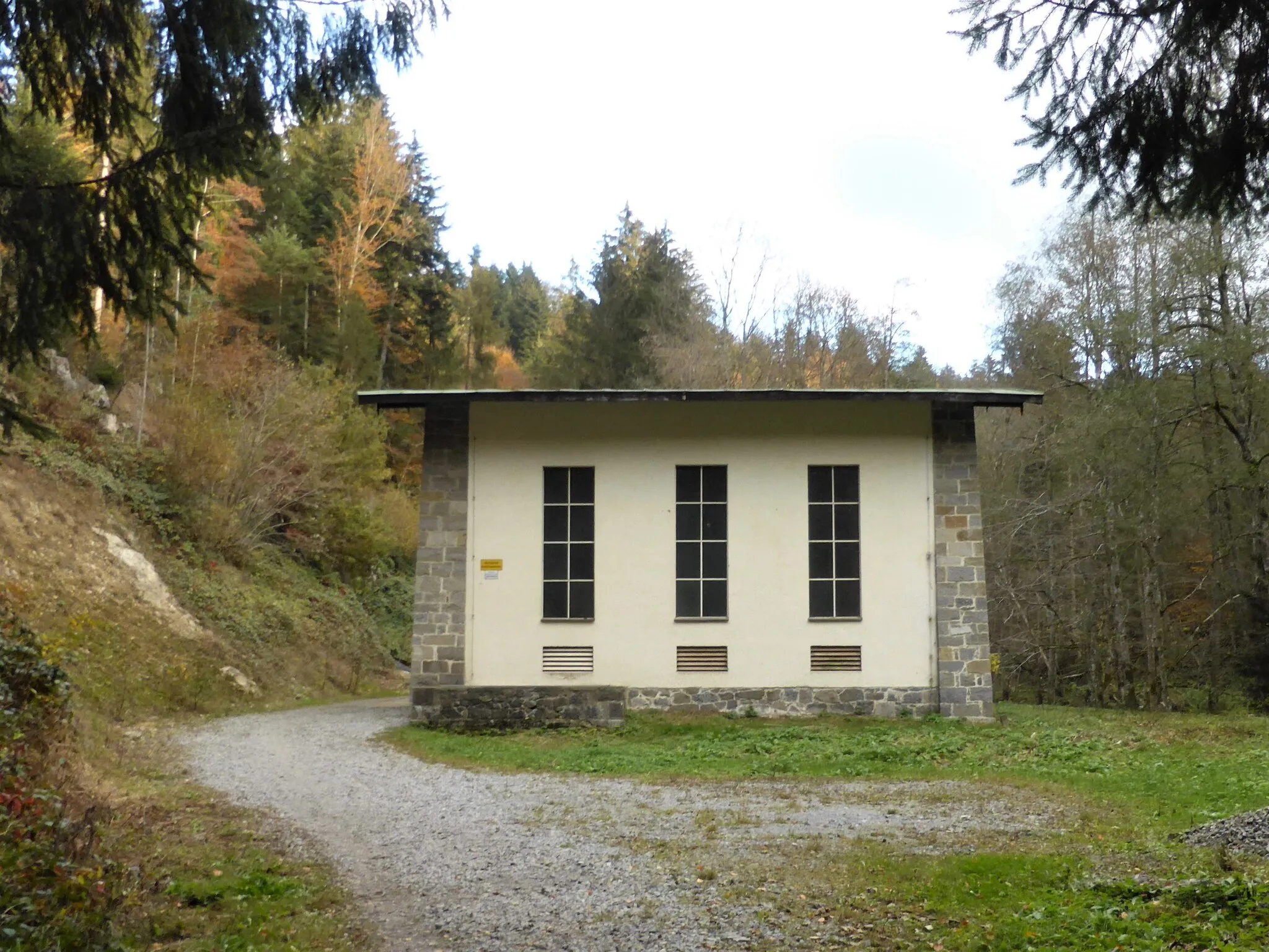 Photo showing: Das Turbinenhaus des Sausbachkraftwerkes befindet sich in der Buchberger Leite (Wandergebiet, Naturschutzgebiet) in Freyung, Ahornöd 29. Gedrungener Satteldachbau mit Sockel und Eckstreben aus Granit. 1937- 41.