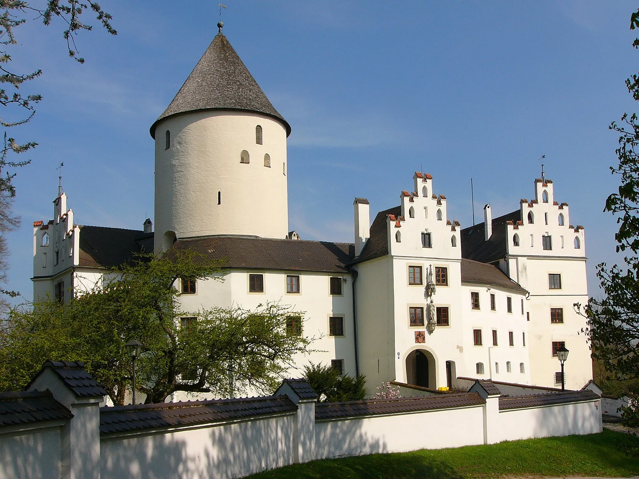 Photo showing: Schloss; vierflügelanlage mit romanischem Bergfried, 12./13. Jahrhundert und gotischer Ringmauer, Wohntrakte aus dem 16./17. Jahrhundert, der nordöstlich vorgelagerte Lehenstock um 1580 errichtet, die Zinnengiebel von 1860;
Schlosskapelle innerhalb des Bergfrieds von 1673; mit Ausstattung; Schlosspark im englischen Gartenstil, 19. Jahrhundert.