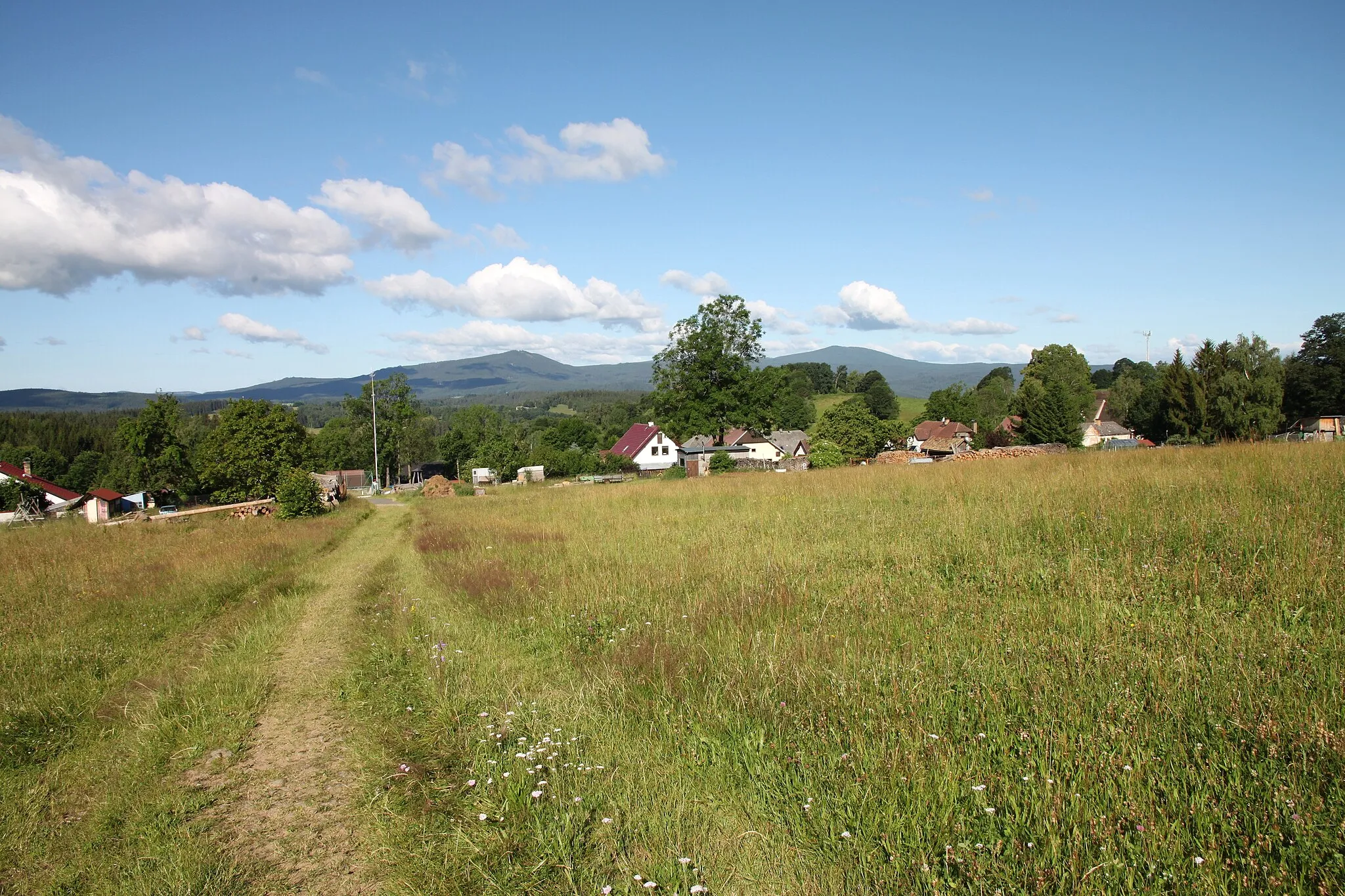 Photo showing: Libínské Sedlo, a part of the Prachatice Municipality, South Bohemian Region, Czechia. Bobík and Boubín mountains are in the background.