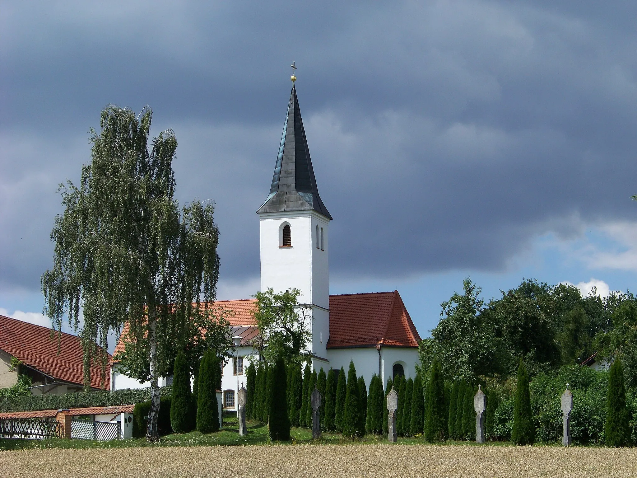 Photo showing: Weihmichl, Stollnried, Kirchstraße 5. Wallfahrtskirche Mariä Himmelfahrt. Zu der Kirche, die auf einer kleinen Anhöhe gelegen ist, führt vom südlichen Ortseingang von Stollnried ein Kreuzweg hinauf.