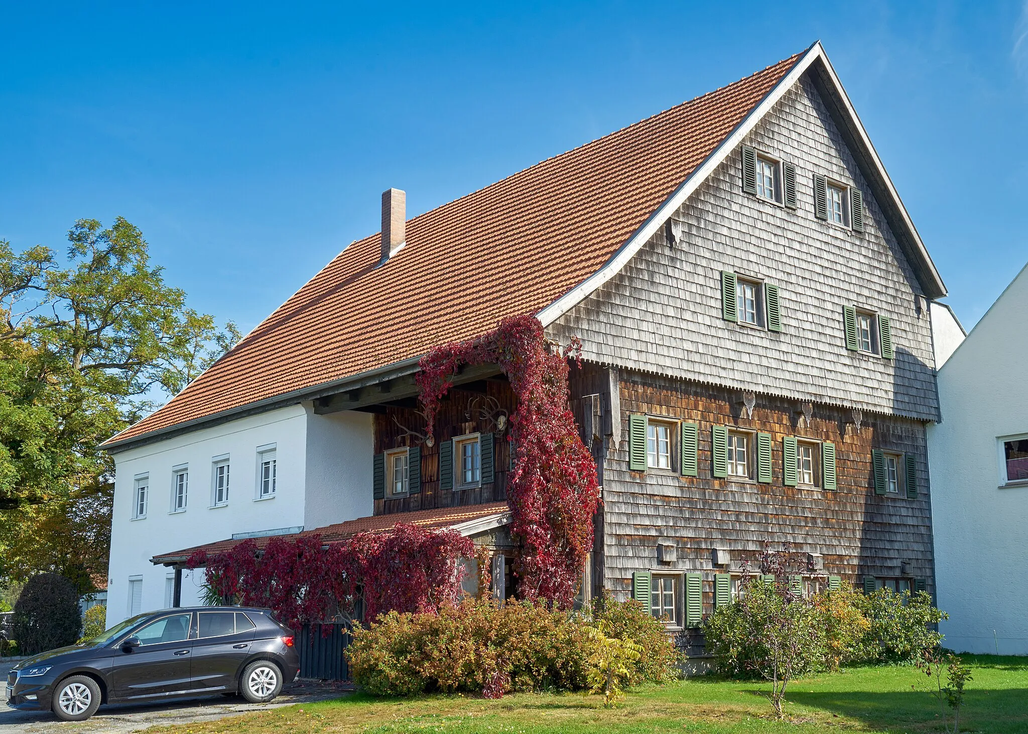 Photo showing: Gasthaus Galla 8, stattlicher zweigeschossiger und traufständiger, verschindelter Blockbau mit Steilsatteldach, teilweise versteinert, 1. Drittel 19. Jahrhundert