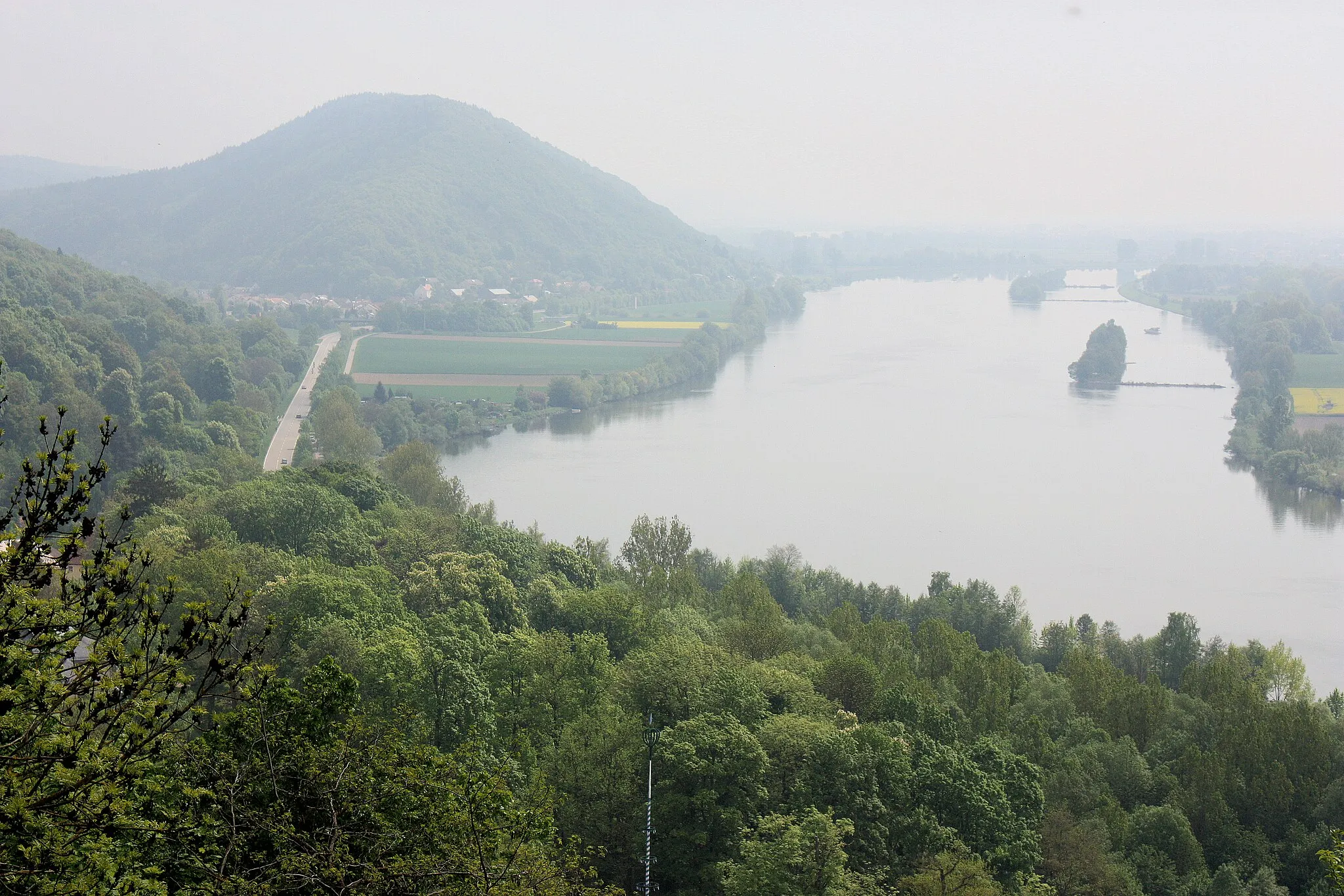 Photo showing: Donaustauf, view from the ruined castle to the Danube and to the mountain "Scheuchenberg"