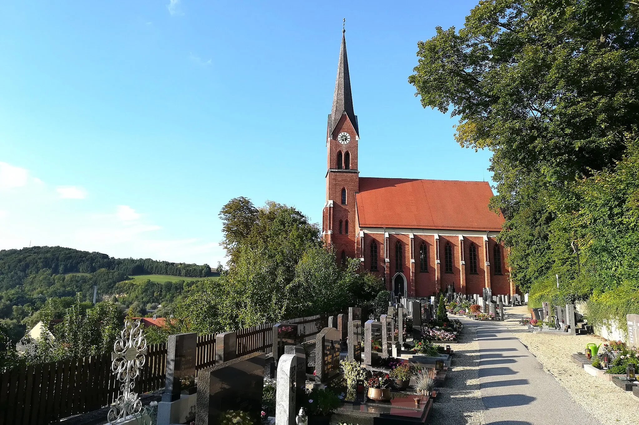 Photo showing: Die römisch-katholische Pfarrkirche St. Nikolaus in Bad Abbach ist ein neugotischer Kirchenbau, der in den Jahren 1849 bis 1852 anstelle eines barocken Vorgängerbaus errichtet wurde.