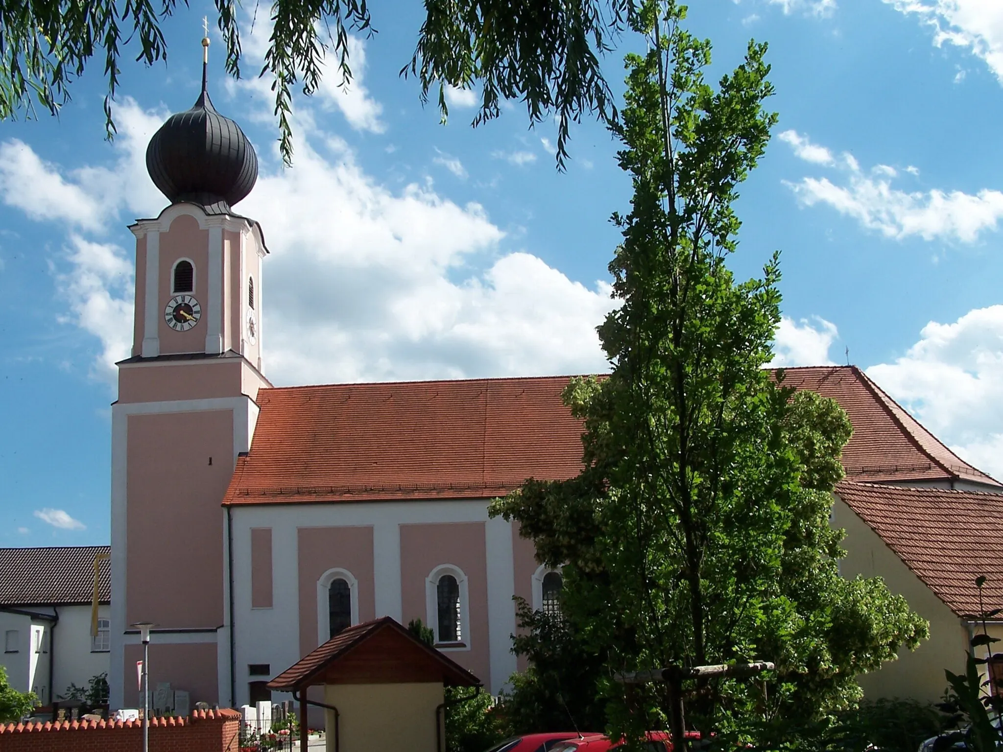 Photo showing: Rottenburg an der Laaber. Oberroning, Kirchplatz 2. Kirche Mariä Himmelfahrt. Barocke Anlage von 1732, erweitert 1888, Turmuntergeschoß Ende 13. Jahrhundert; mit Ausstattung.