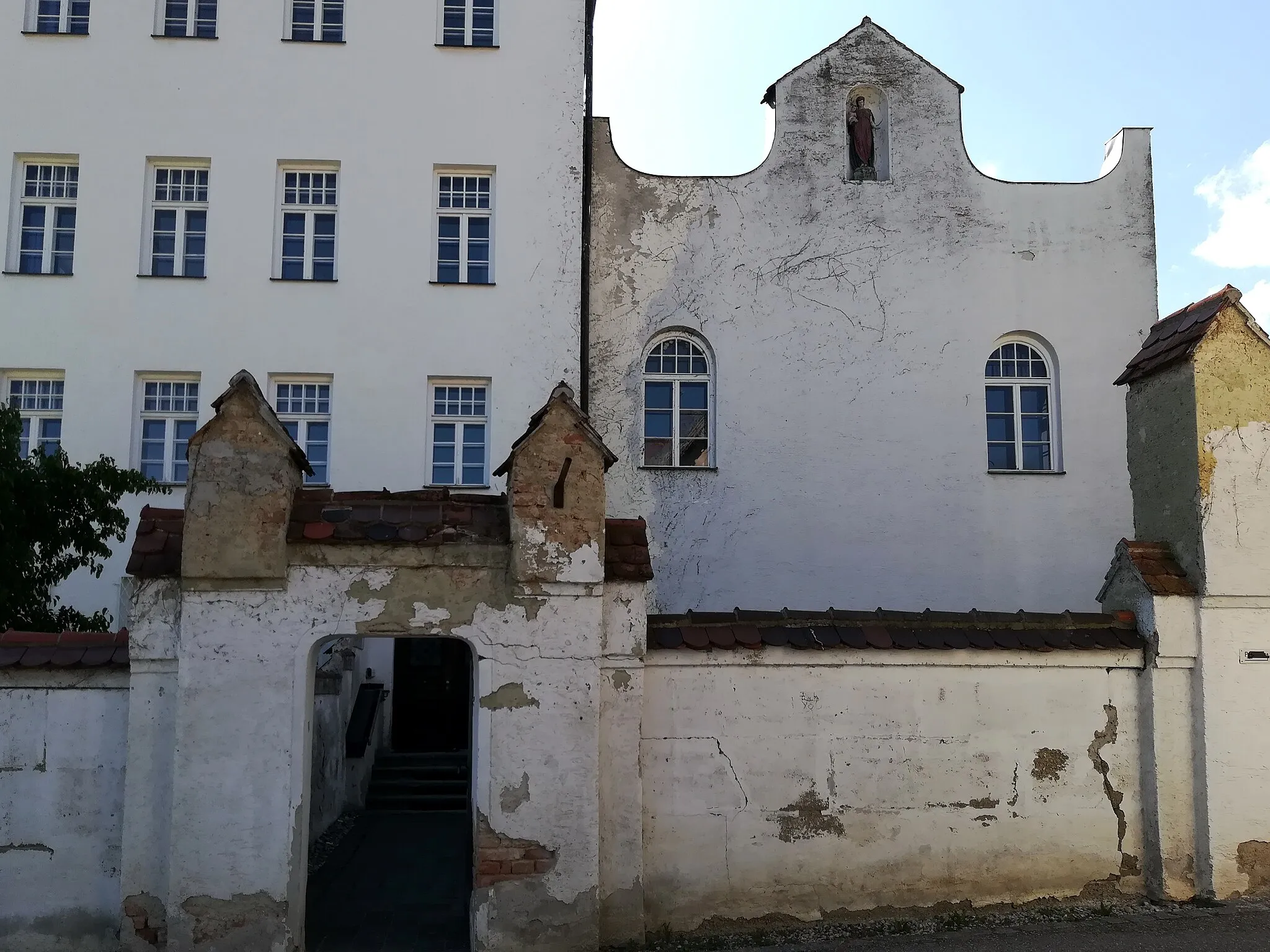 Photo showing: Ehemaliges Kloster der Salesianerinnen mit Schule.