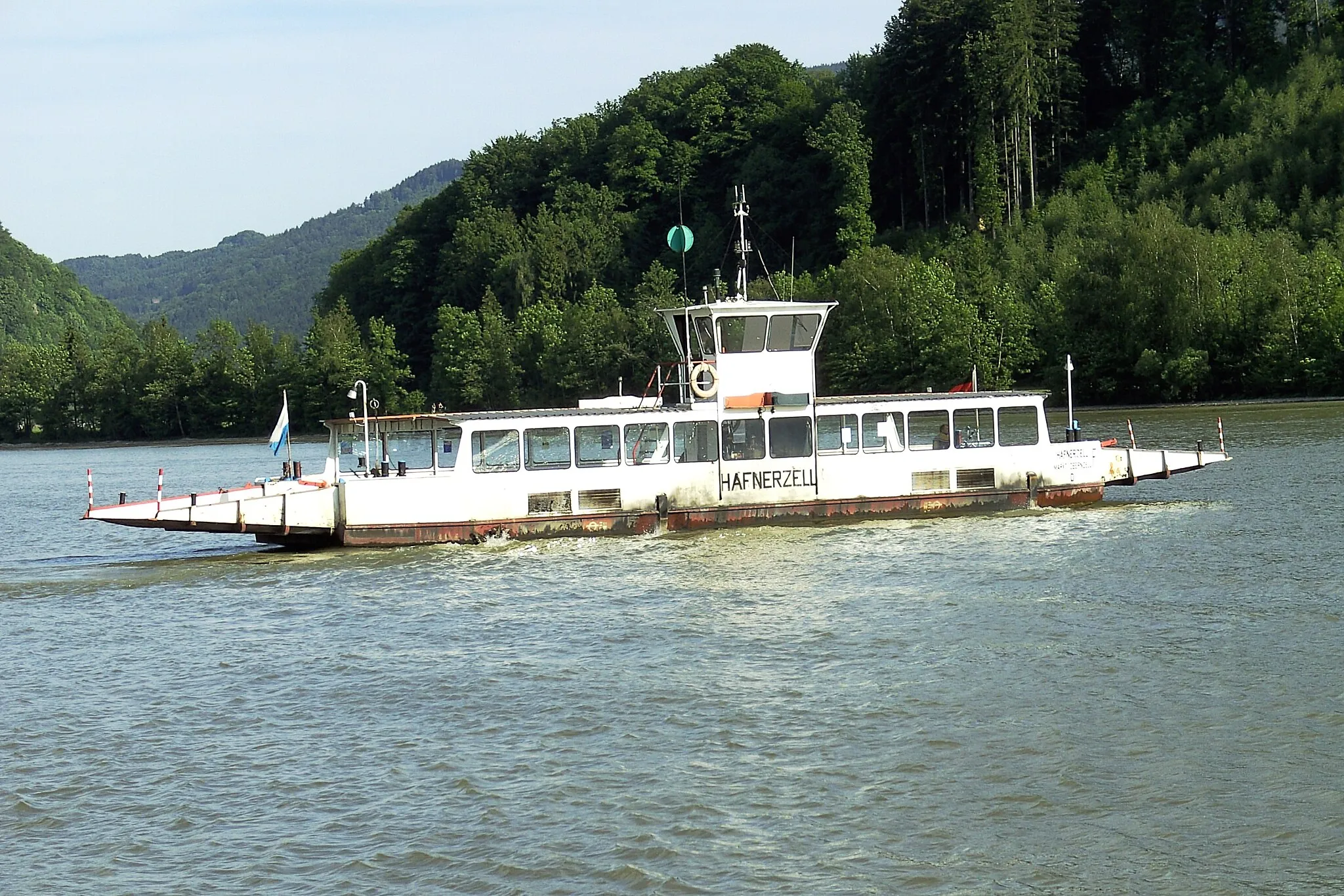 Photo showing: A ferry on the danube at the German-Austrian border region. On the other side of the river is Austria.