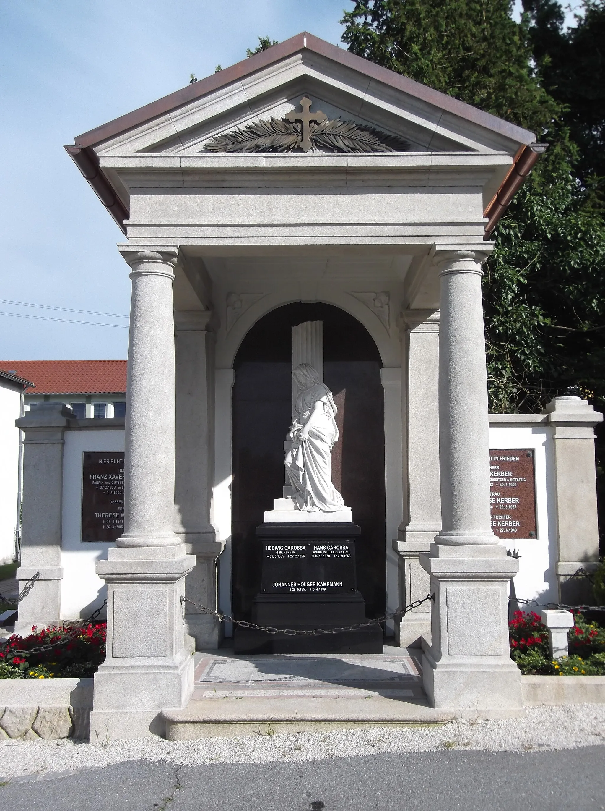 Photo showing: Grabmal des Dichters Hans Carossas und seiner Familienangehörigen auf dem Friedhof Passau-Heining