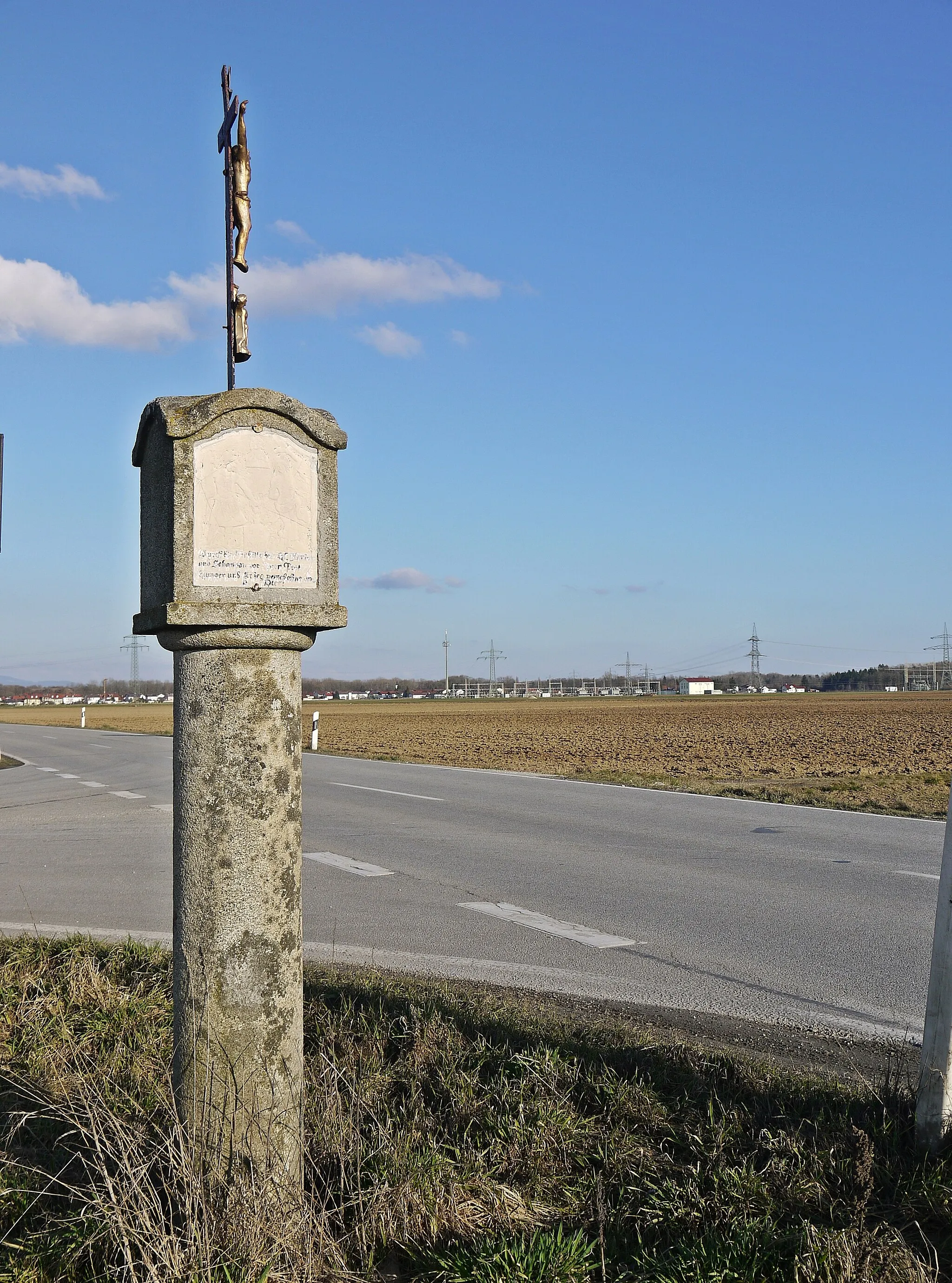 Photo showing: Wayside shrine: Stone column with lantern and cast-iron crucifix, DEG5 at Kleinweichs (Lower Bavaria /Germany) · Feb. 28, 2014