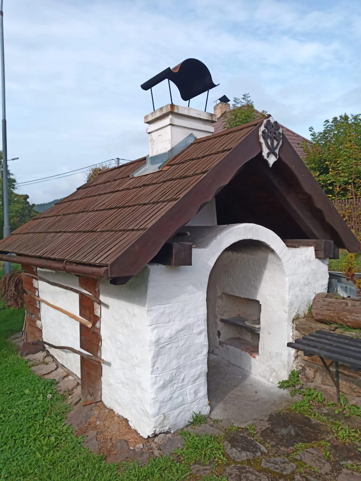 Photo showing: Bread oven in the village of Lenora, Prachatice District, South Bohemian Region, Czech Republic.